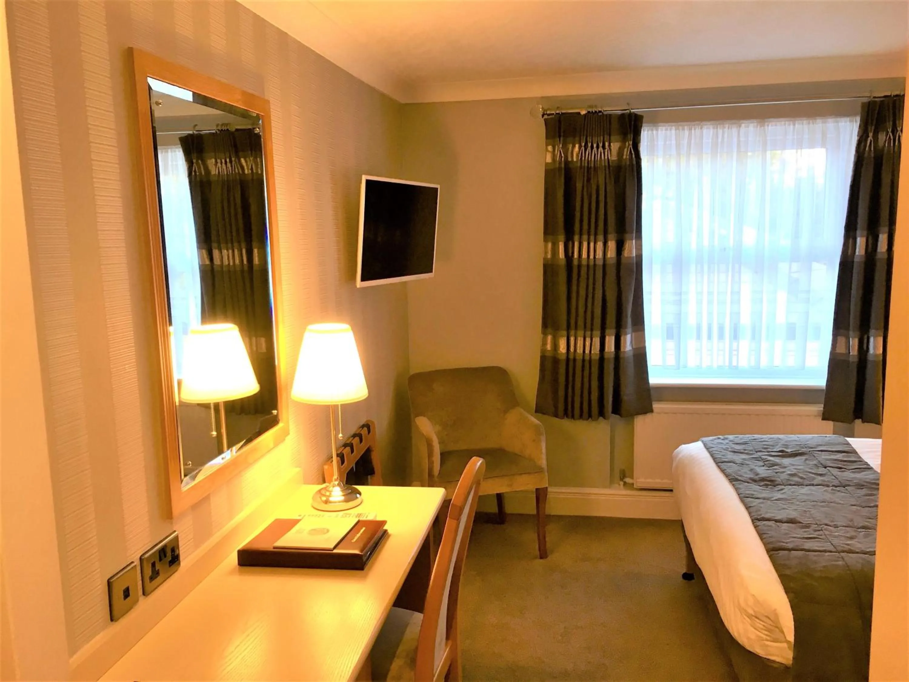 TV and multimedia, Bed in Astley Bank Hotel