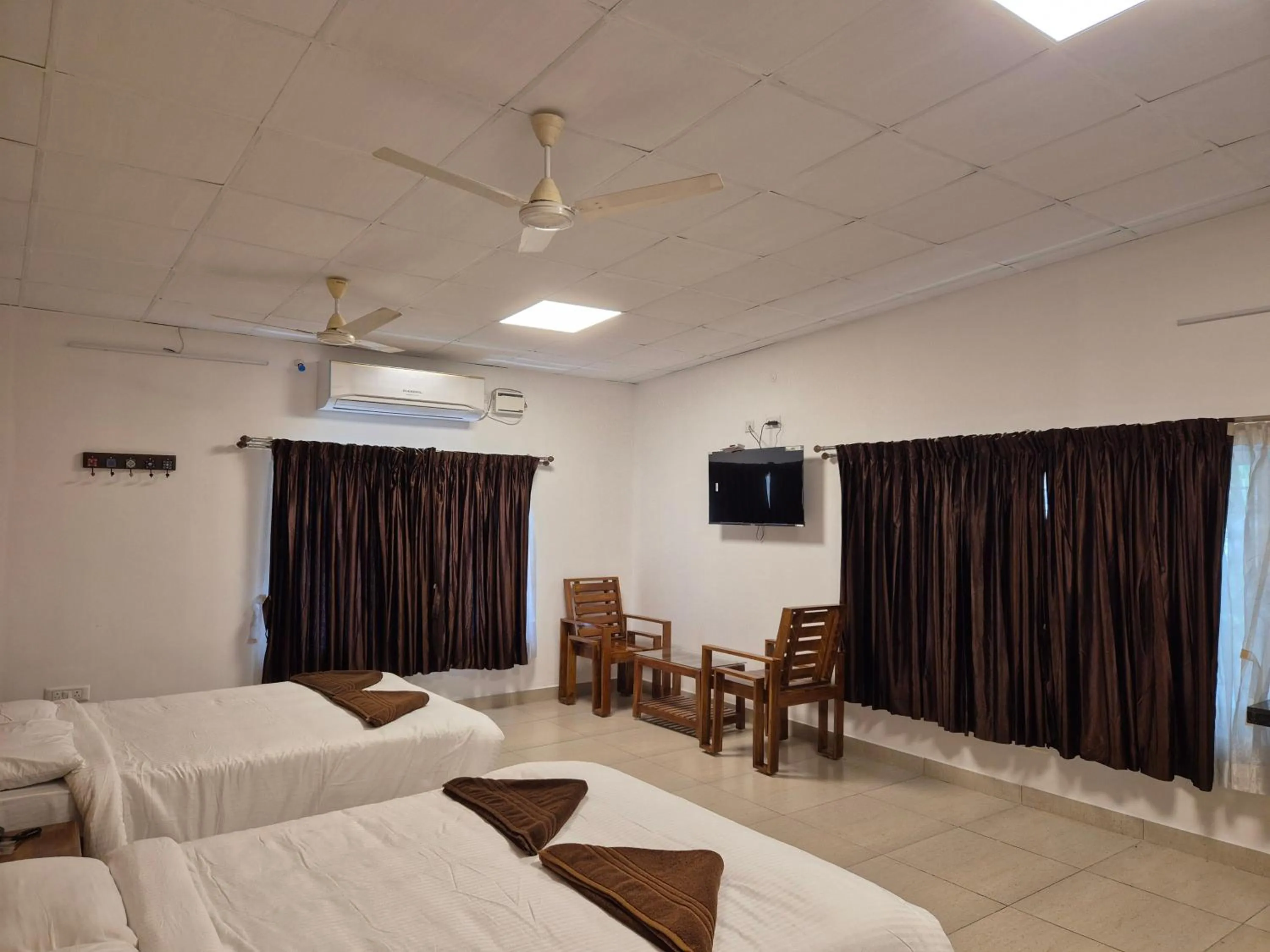 Living room, Bed in Rams Inn