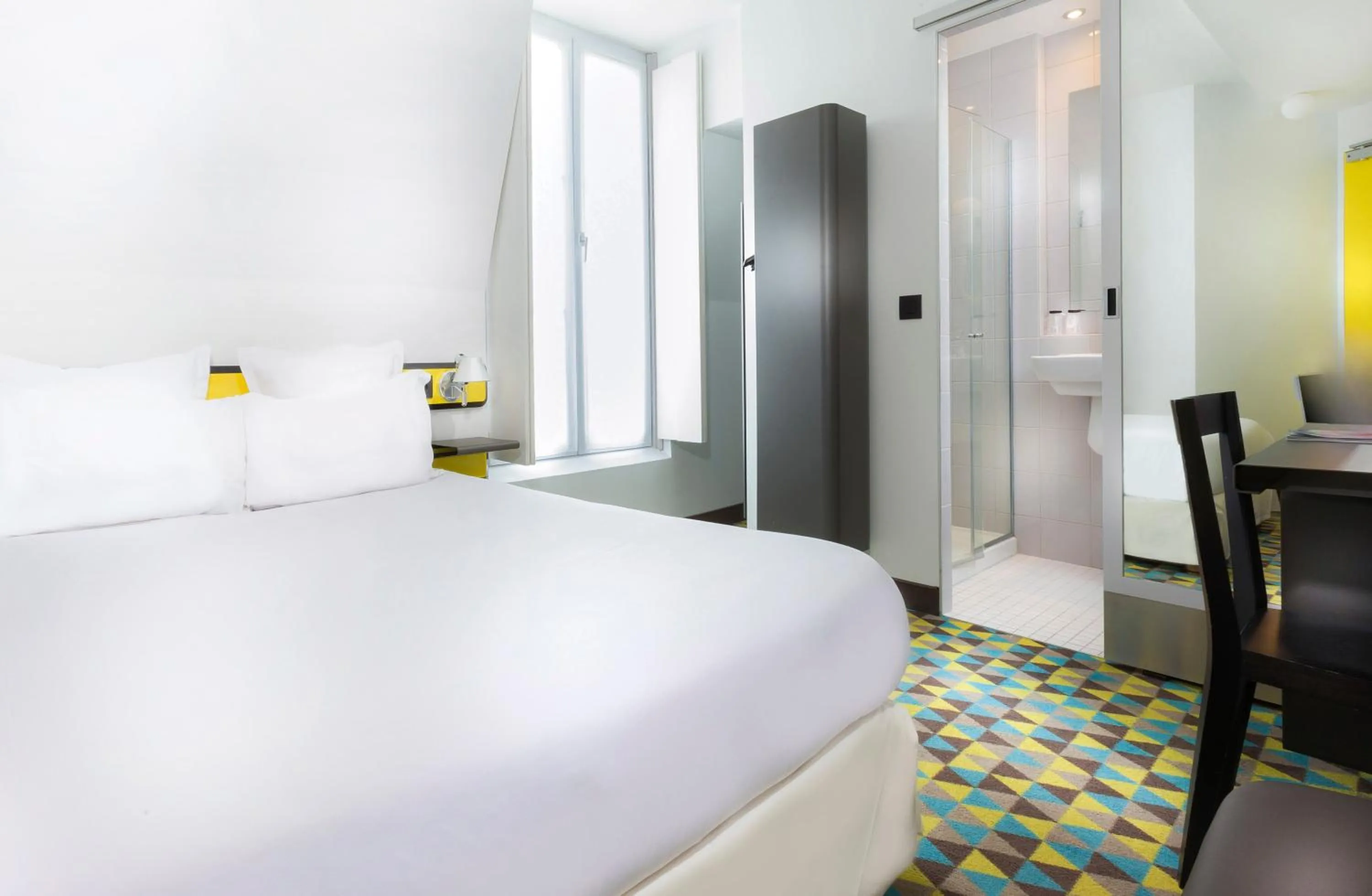 Photo of the whole room, Bed in Libertel Montmartre Opéra