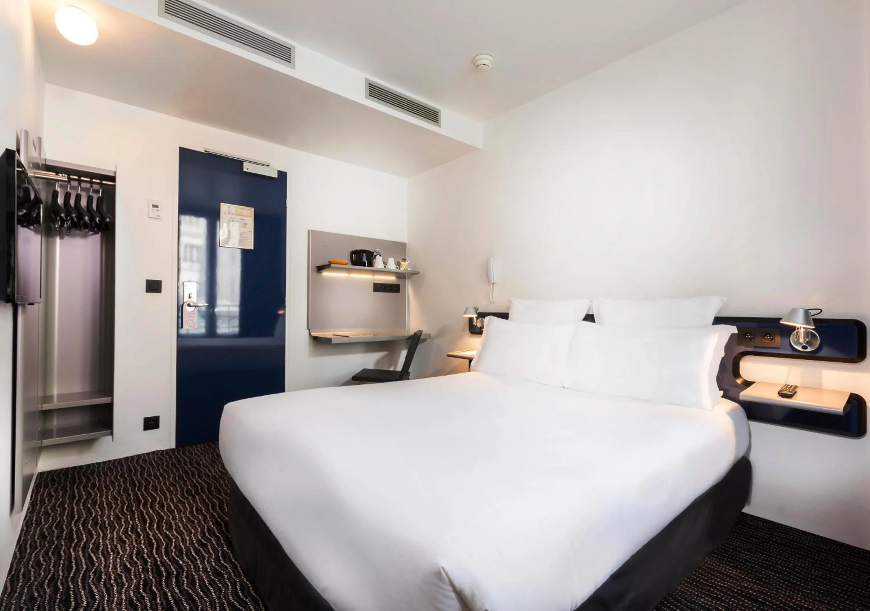 Bed in Libertel Canal Saint Martin