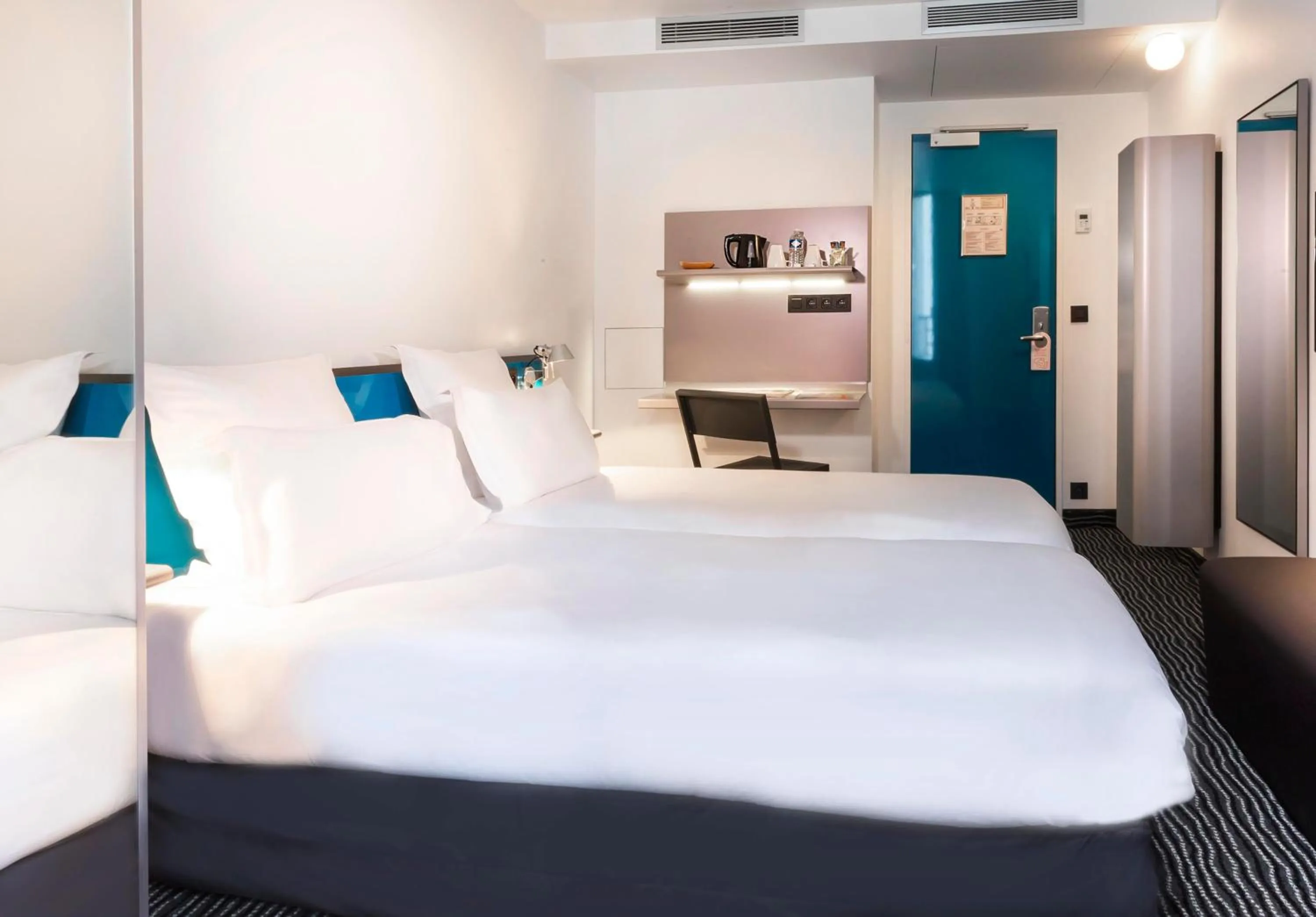 Photo of the whole room, Bed in Libertel Canal Saint Martin