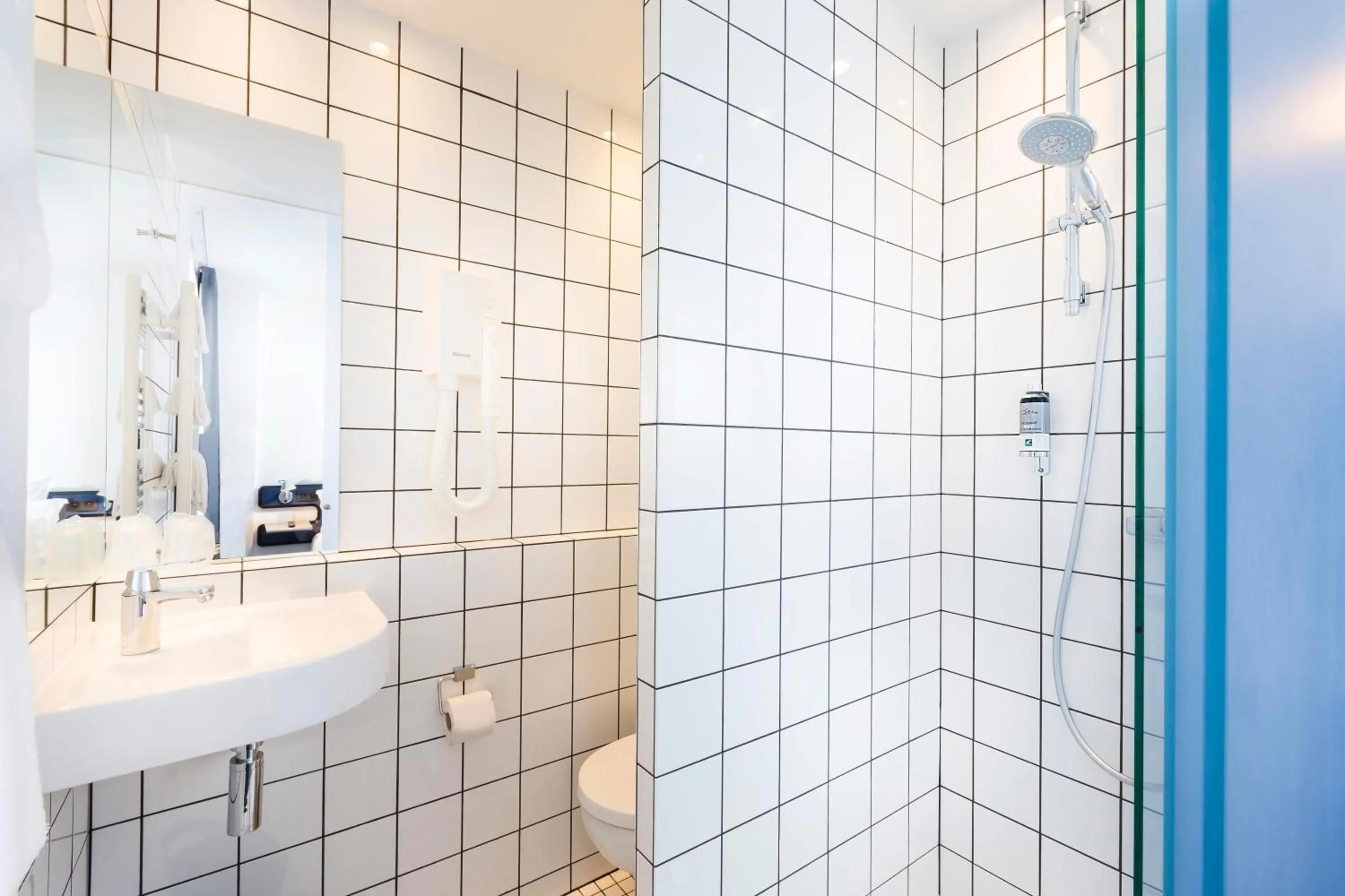 Bathroom in Libertel Canal Saint Martin