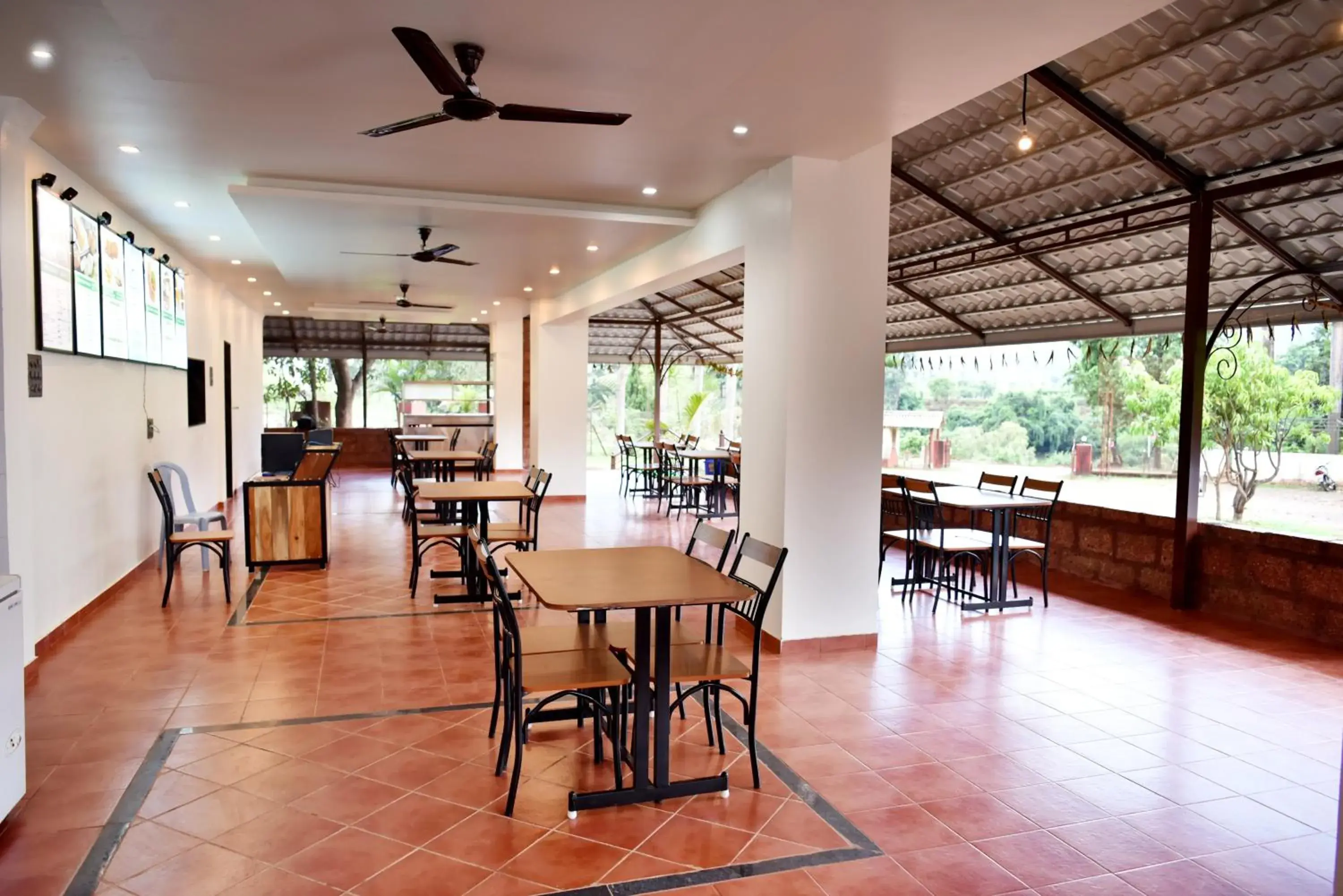 Restaurant/places to eat in Riverside Inn Restaurant/places to eat in Riverside Inn