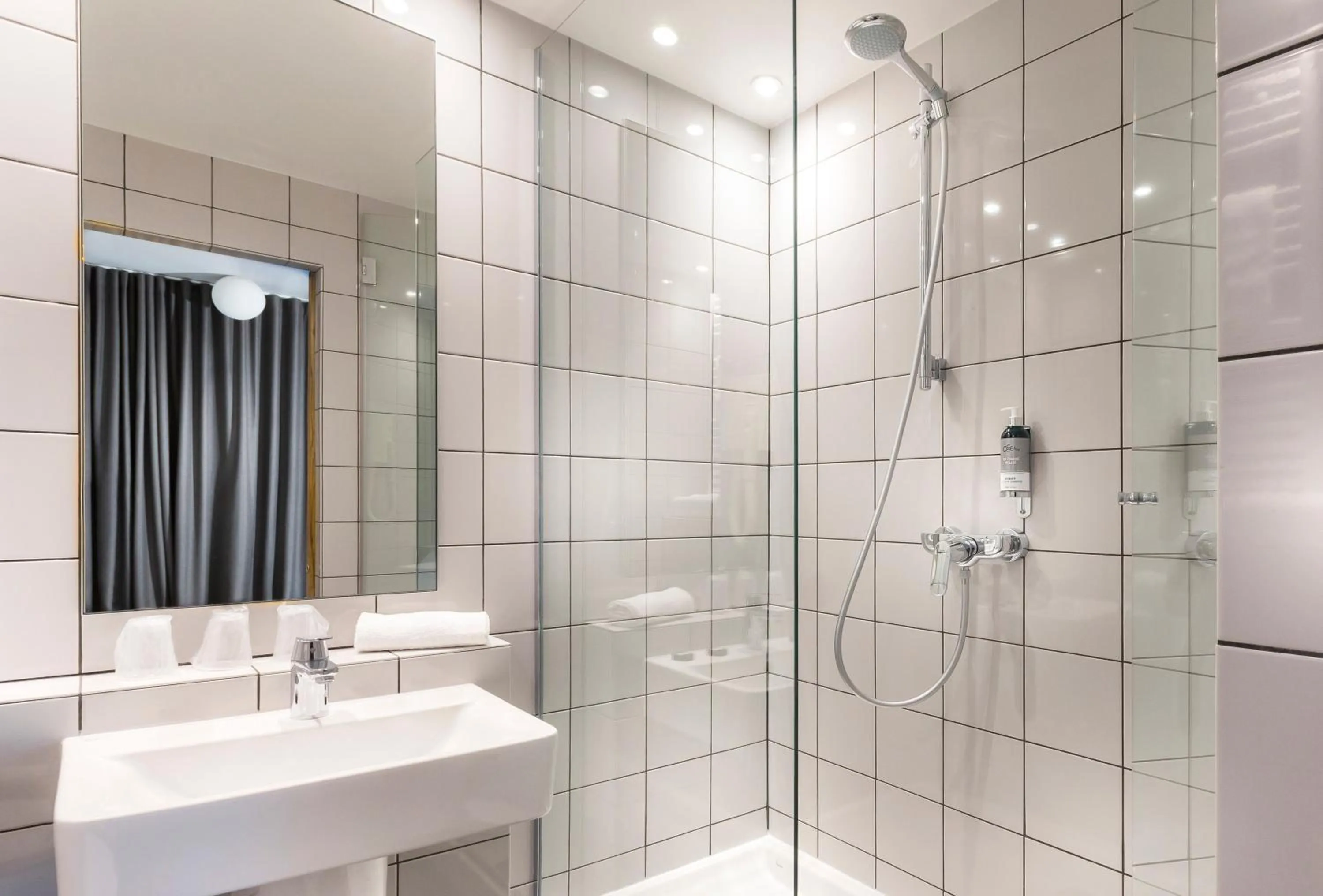 Bathroom in Libertel Gare Du Nord Suede