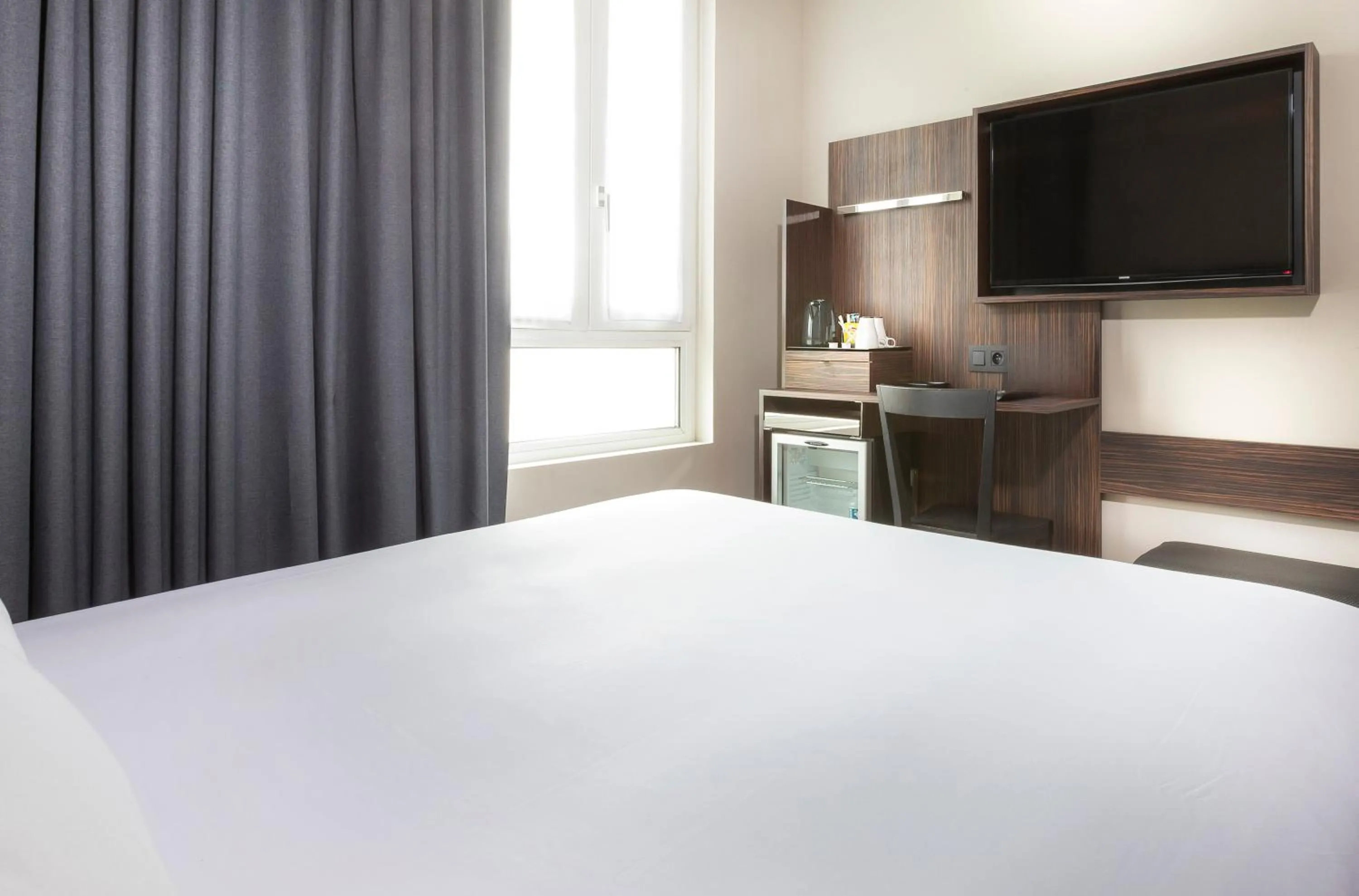 Photo of the whole room, Bed in Libertel Gare Du Nord Suede