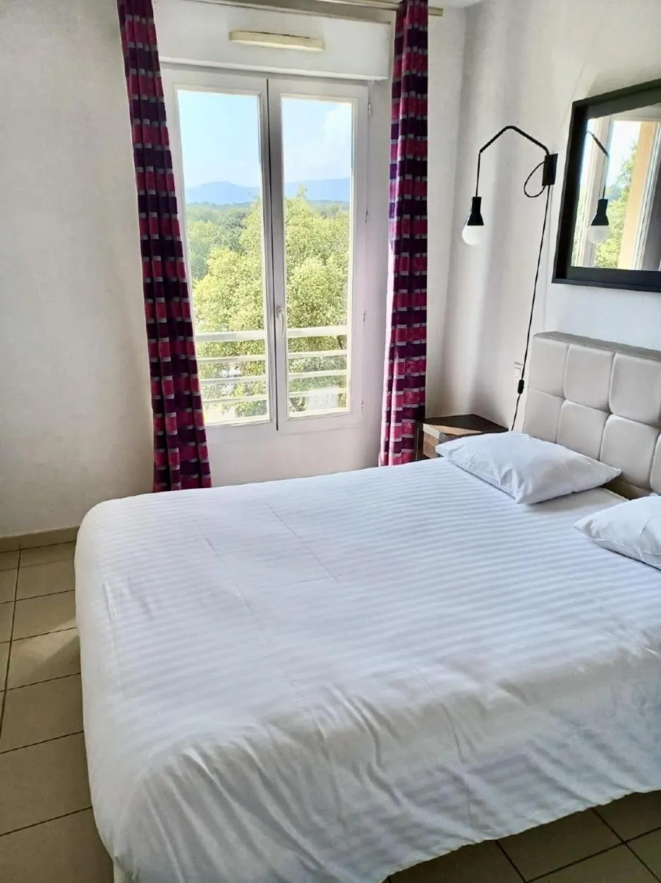 Bedroom, Bed in Nemea Appart Hotel Green Side Biot Sophia Antipolis