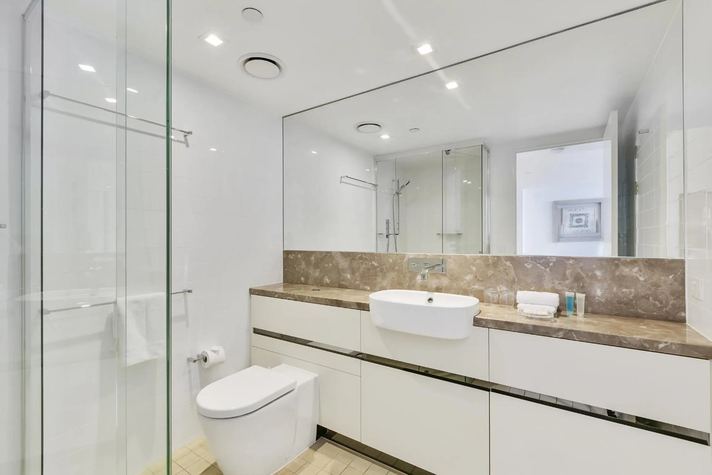 Shower in Soul on the Esplanade - HR Surfers Paradise