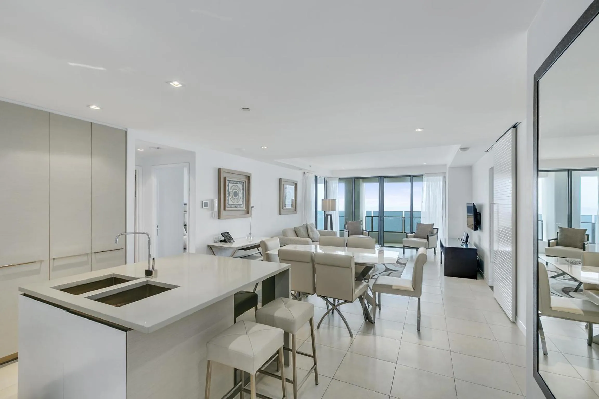 TV and multimedia in Soul on the Esplanade - HR Surfers Paradise