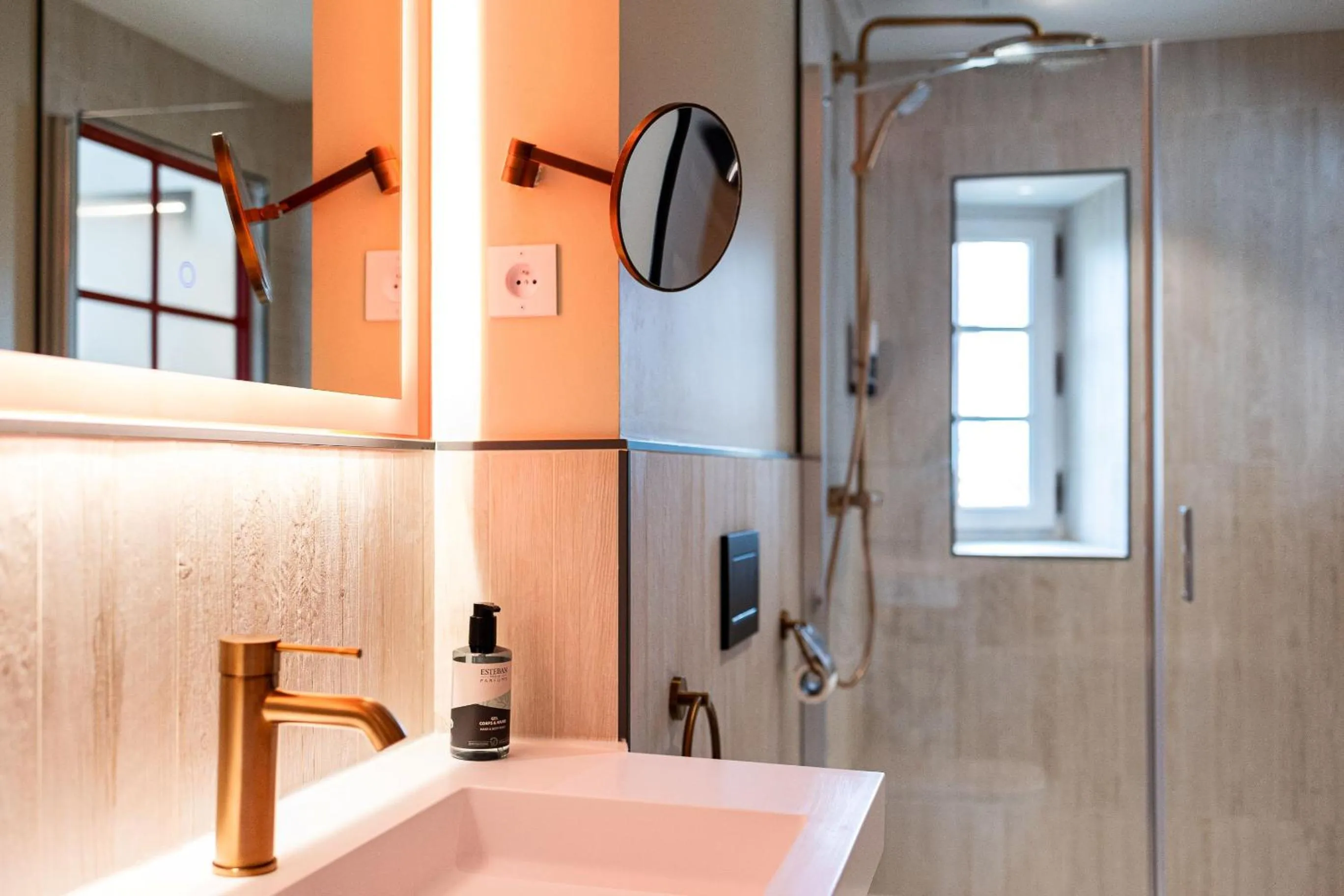 Shower in La Mère Poulard