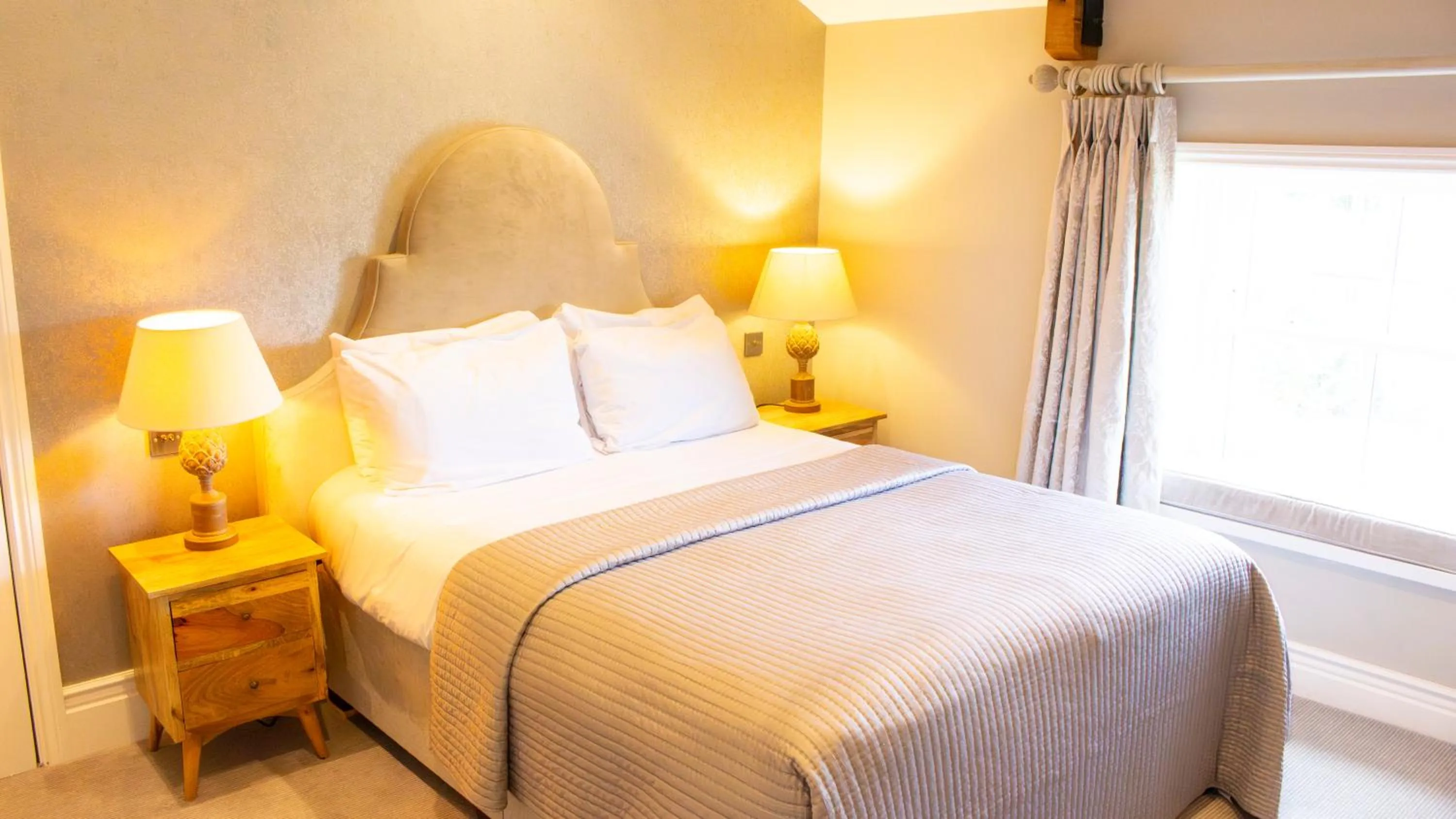 Bedroom, Bed in Manor House Hotel