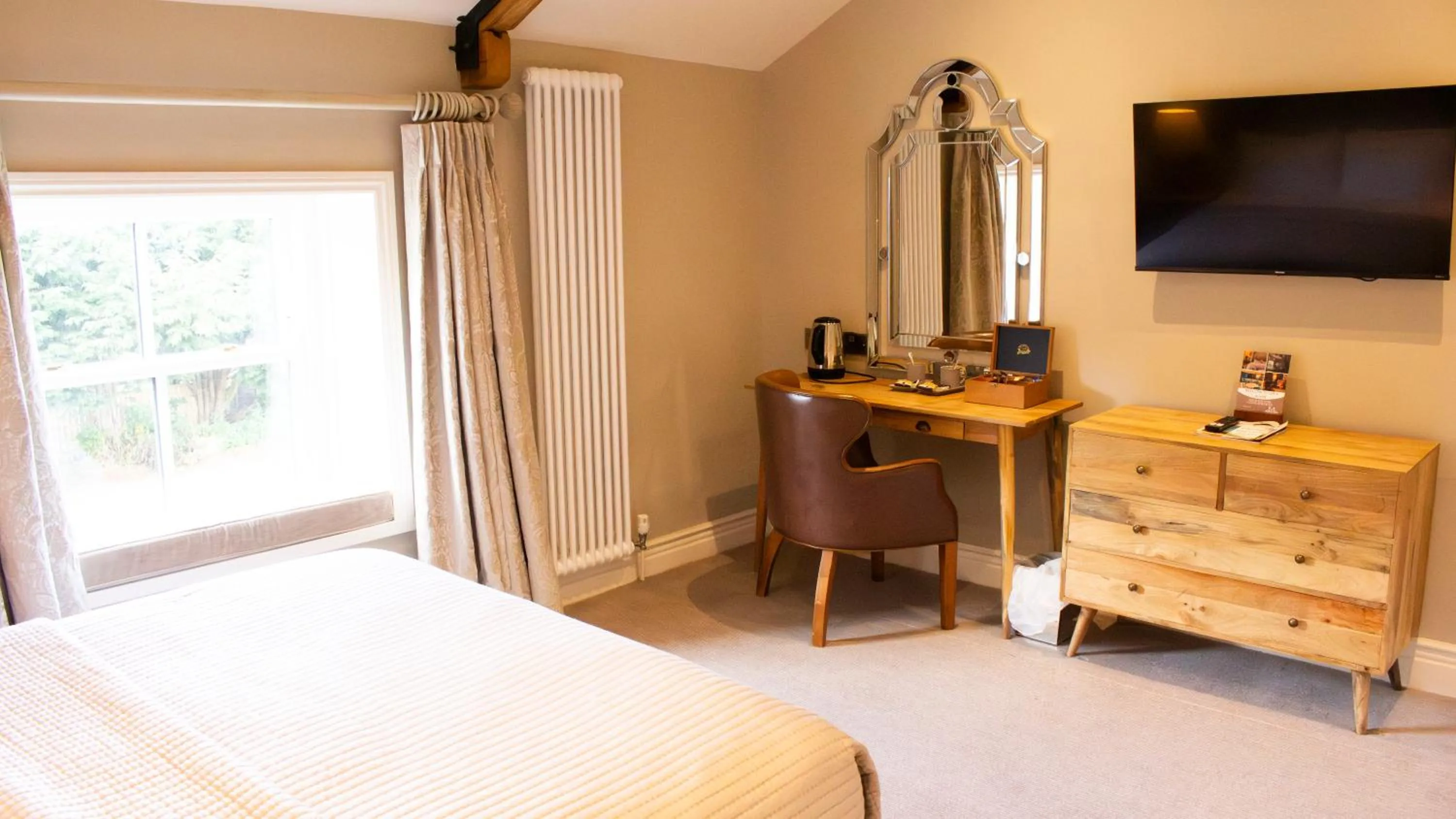 Bedroom, Bed in Manor House Hotel