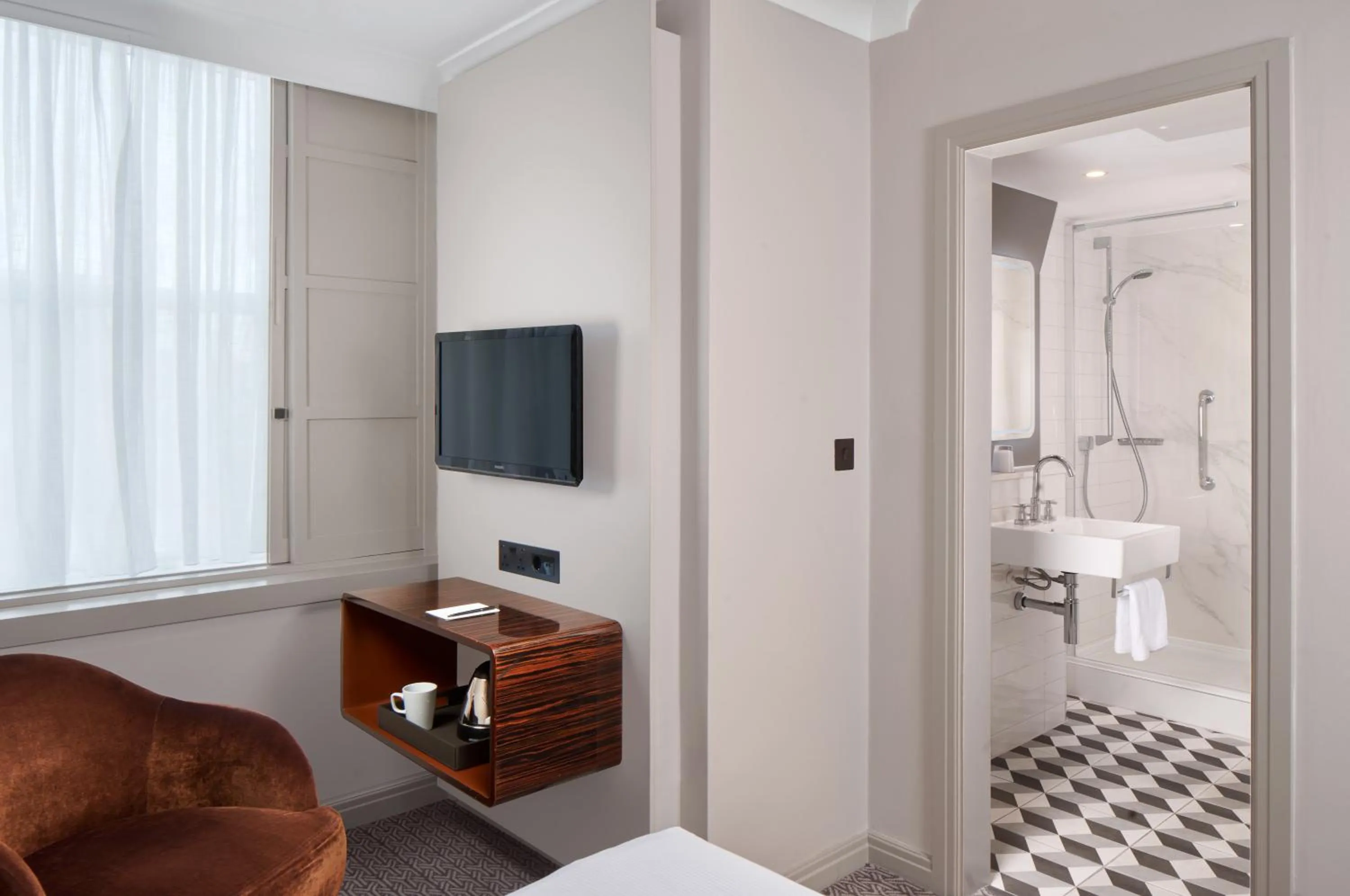 Shower in Strand Palace