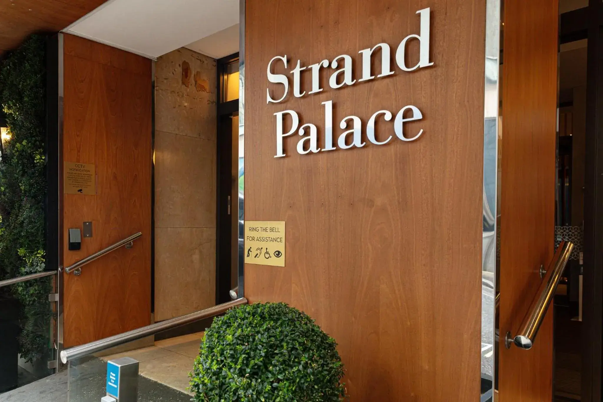 Facade/entrance in Strand Palace Facade/entrance in Strand Palace