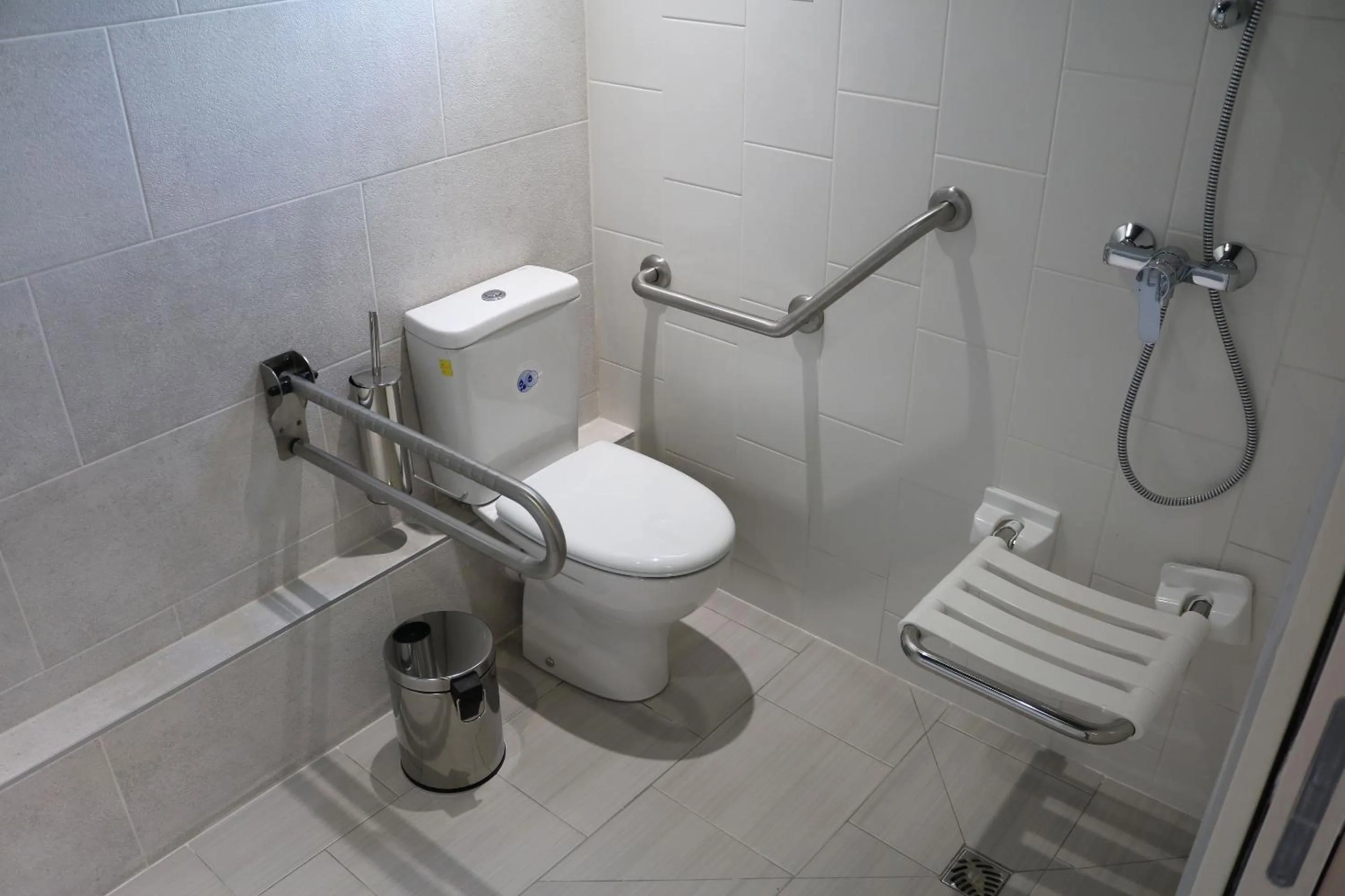 Shower in Le Saint Aubert