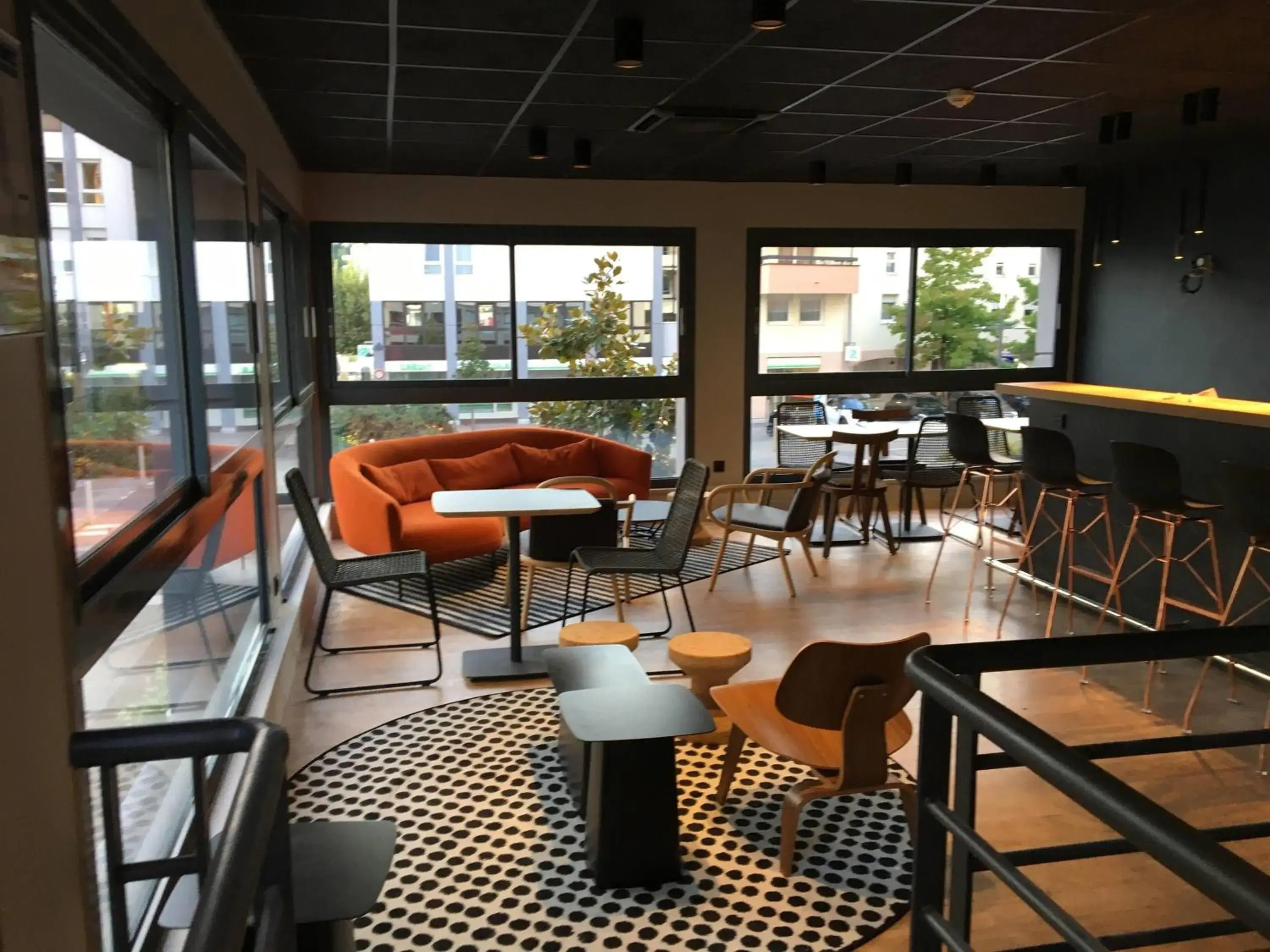 Lounge or bar in Ibis Annecy - Cran-Gevrier Lounge or bar in Ibis Annecy - Cran-Gevrier