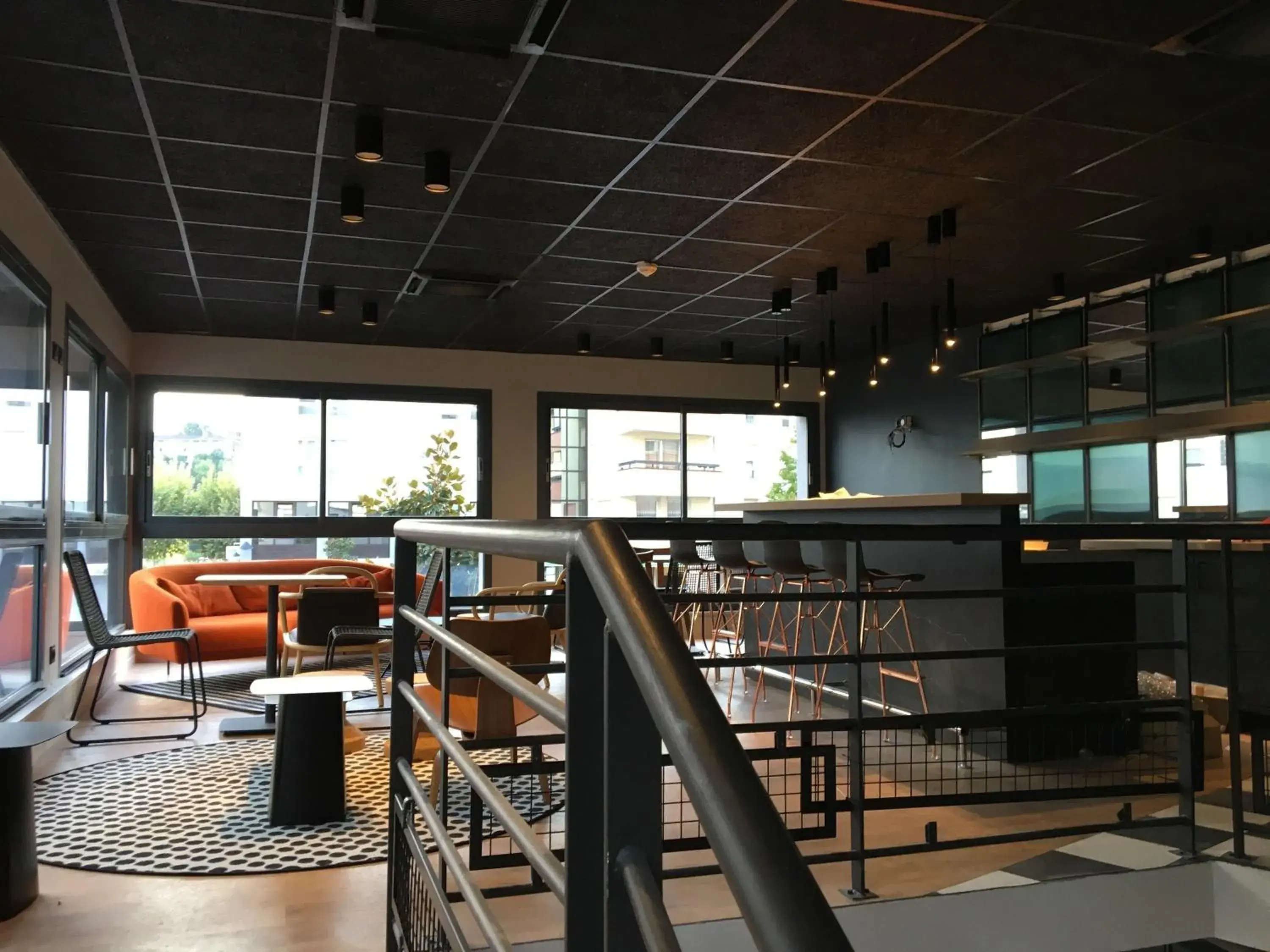 Lounge or bar in Ibis Annecy - Cran-Gevrier Lounge or bar in Ibis Annecy - Cran-Gevrier