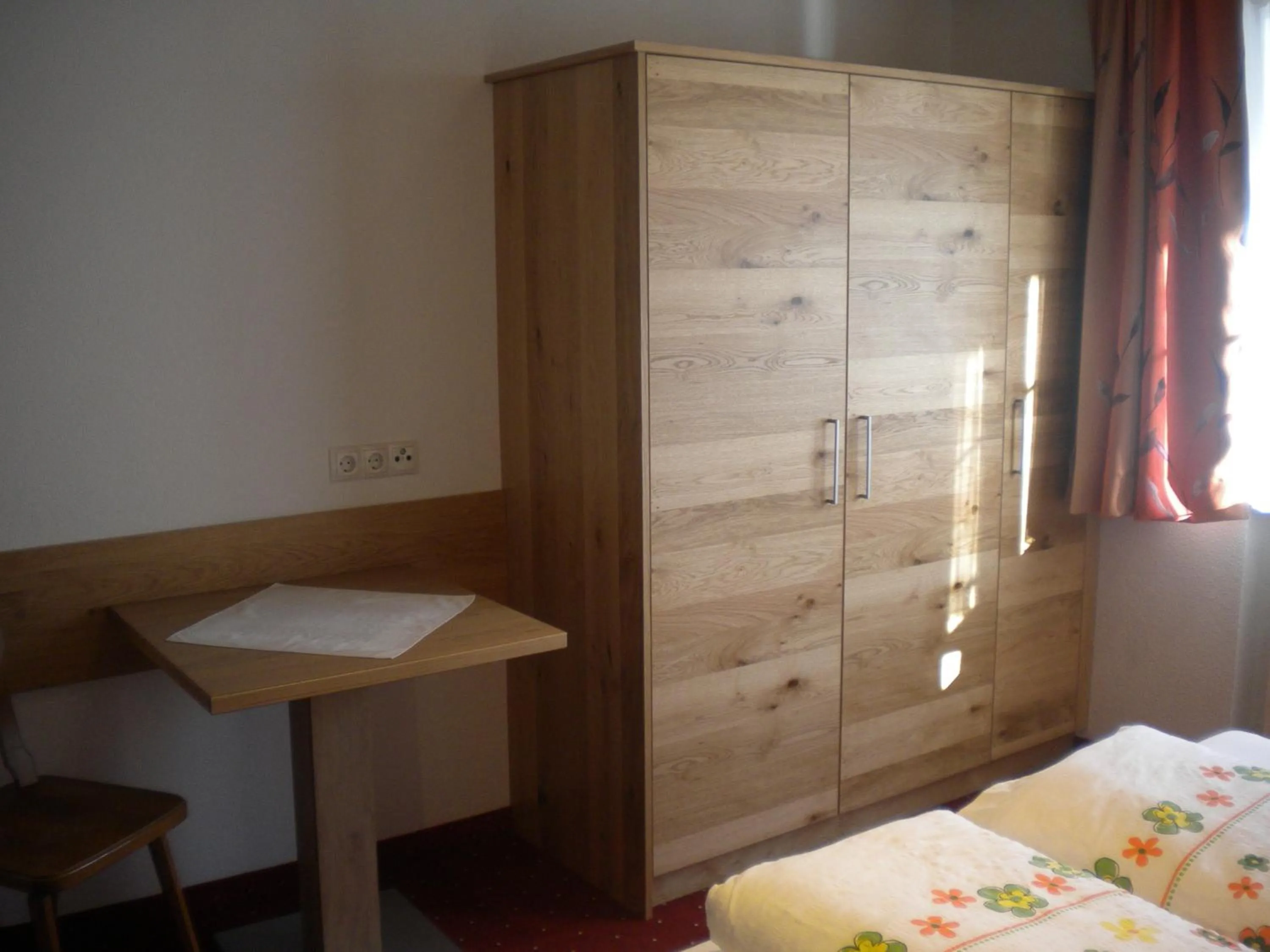 Photo of the whole room, Bed in Erika Sporer