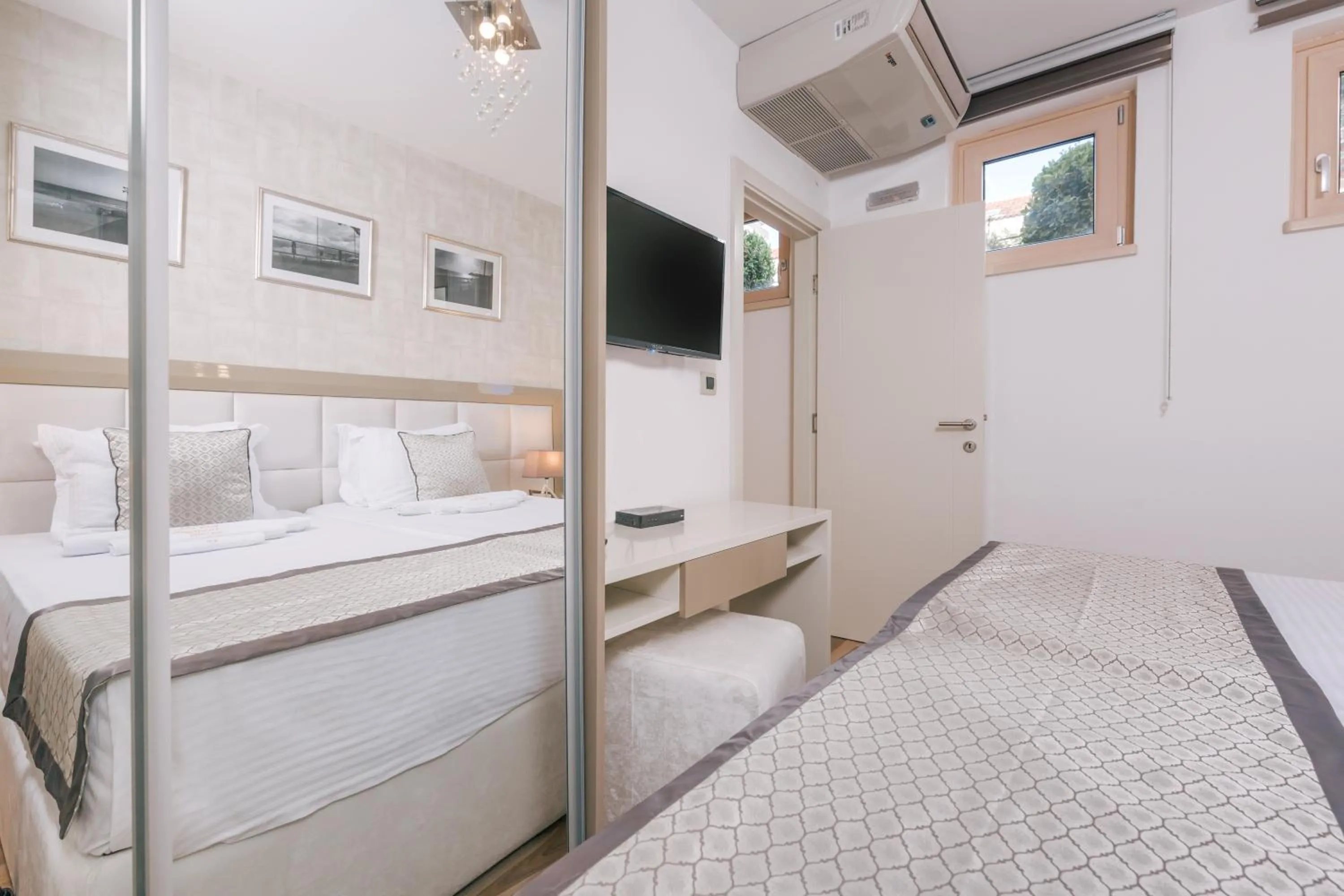 TV and multimedia, Bed in Villa Royal Apartments