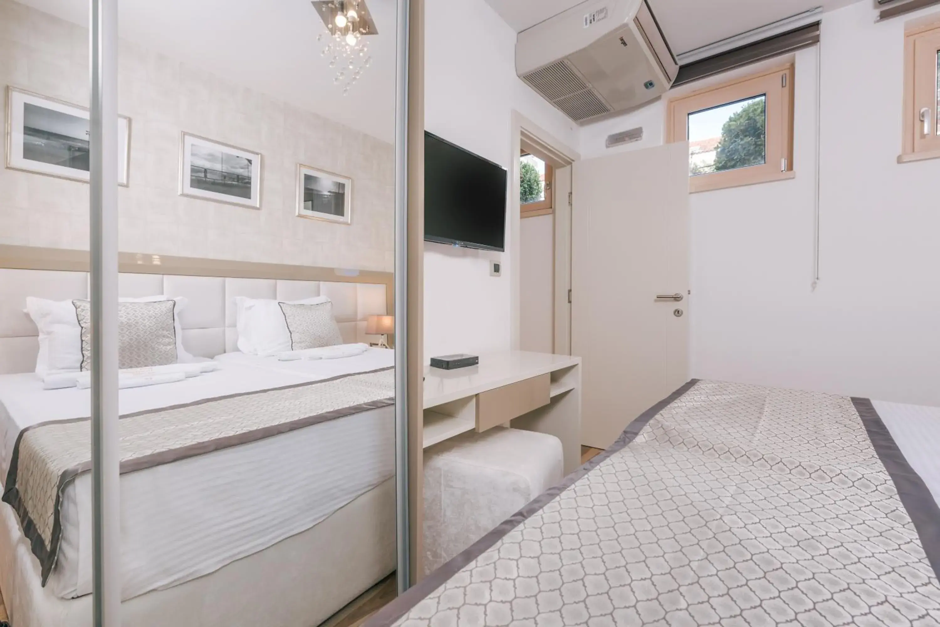 TV and multimedia, Bed in Villa Royal Apartments TV and multimedia, Bed in Villa Royal Apartments