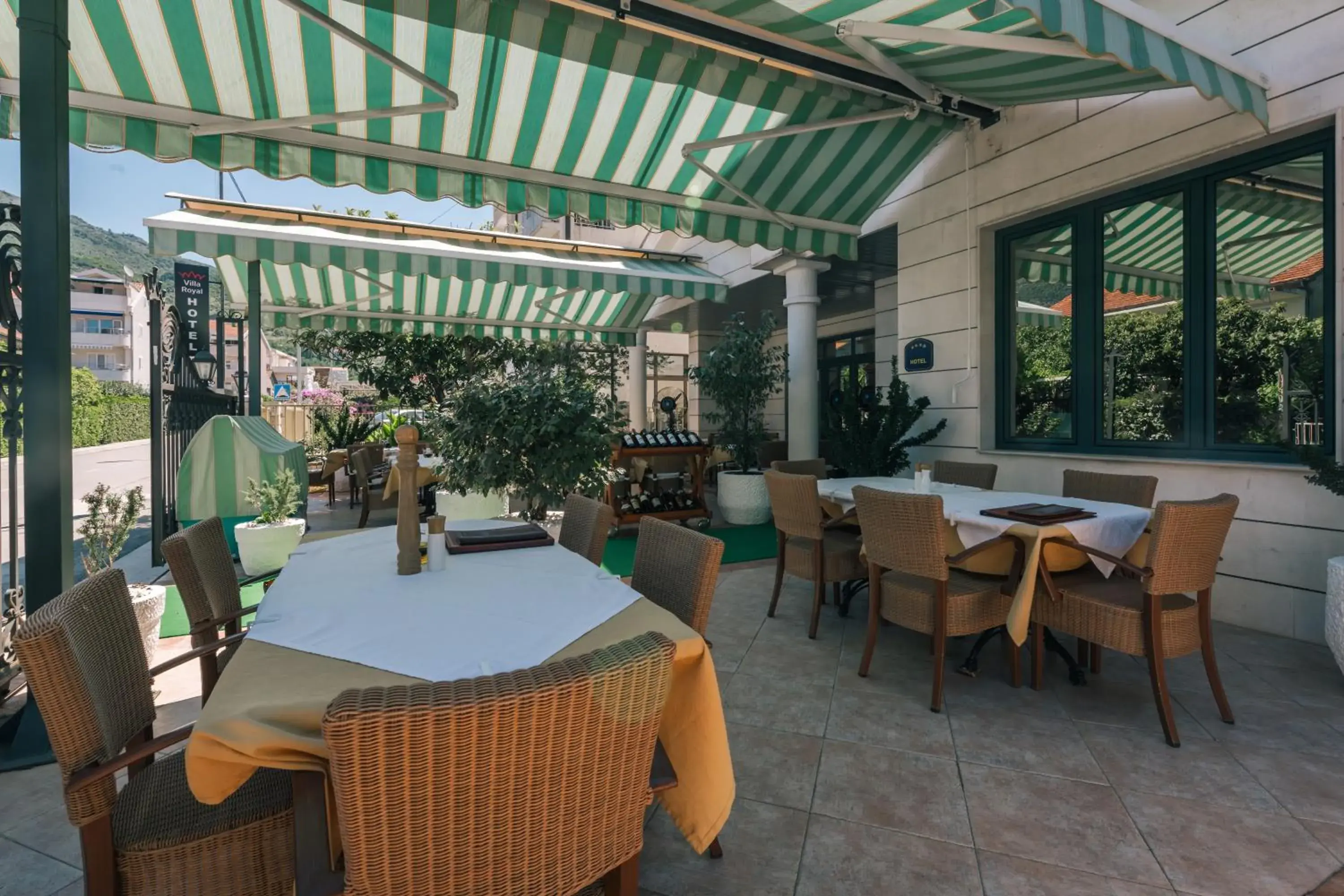 Restaurant/places to eat in Villa Royal Apartments Restaurant/places to eat in Villa Royal Apartments