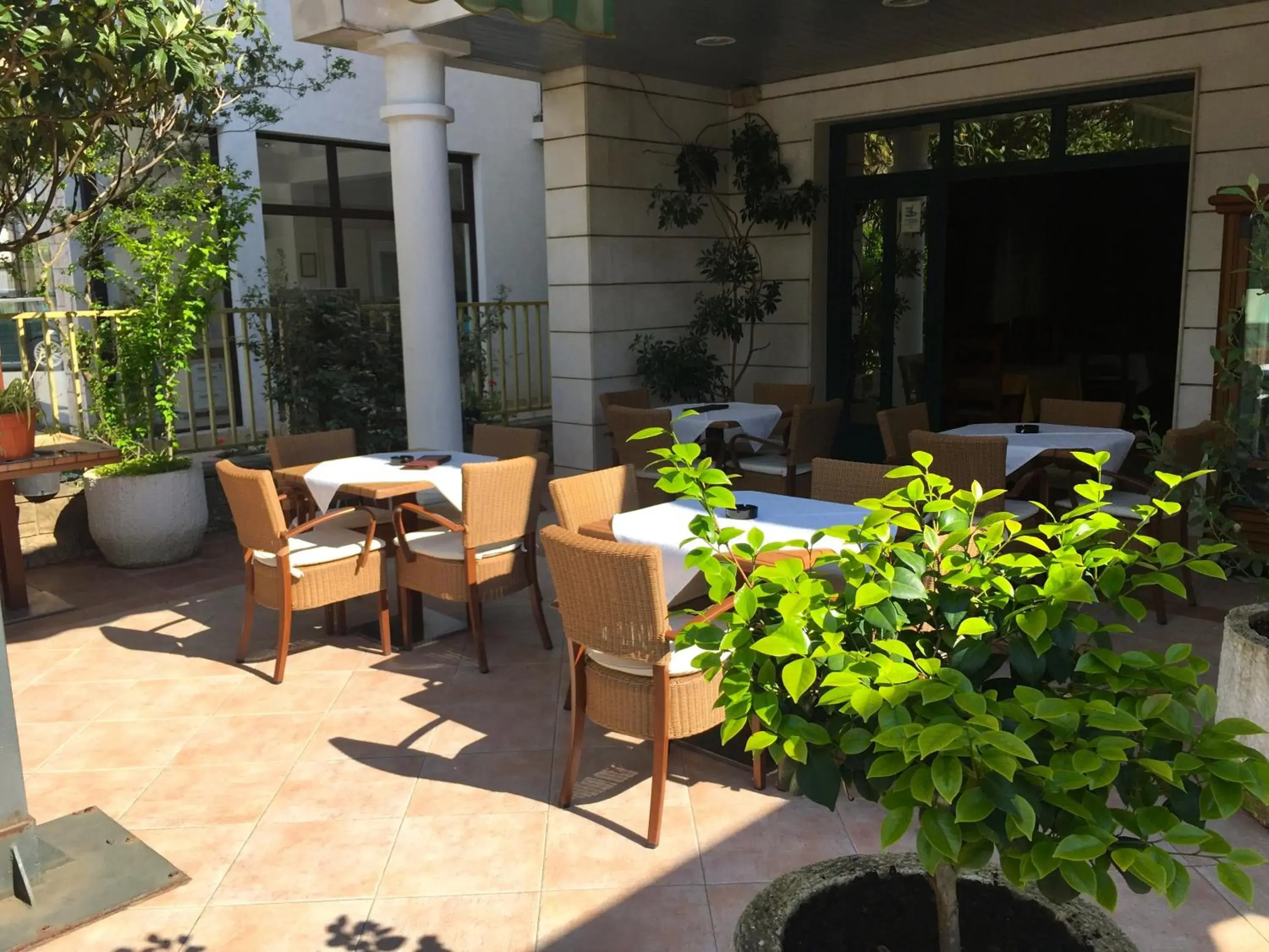 Restaurant/places to eat in Villa Royal Apartments Restaurant/places to eat in Villa Royal Apartments