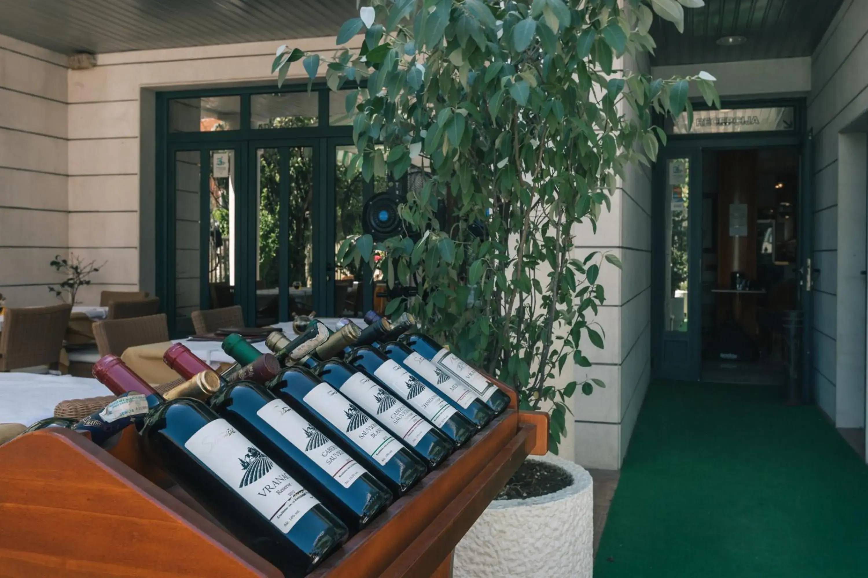 Restaurant/places to eat in Villa Royal Apartments Restaurant/places to eat in Villa Royal Apartments