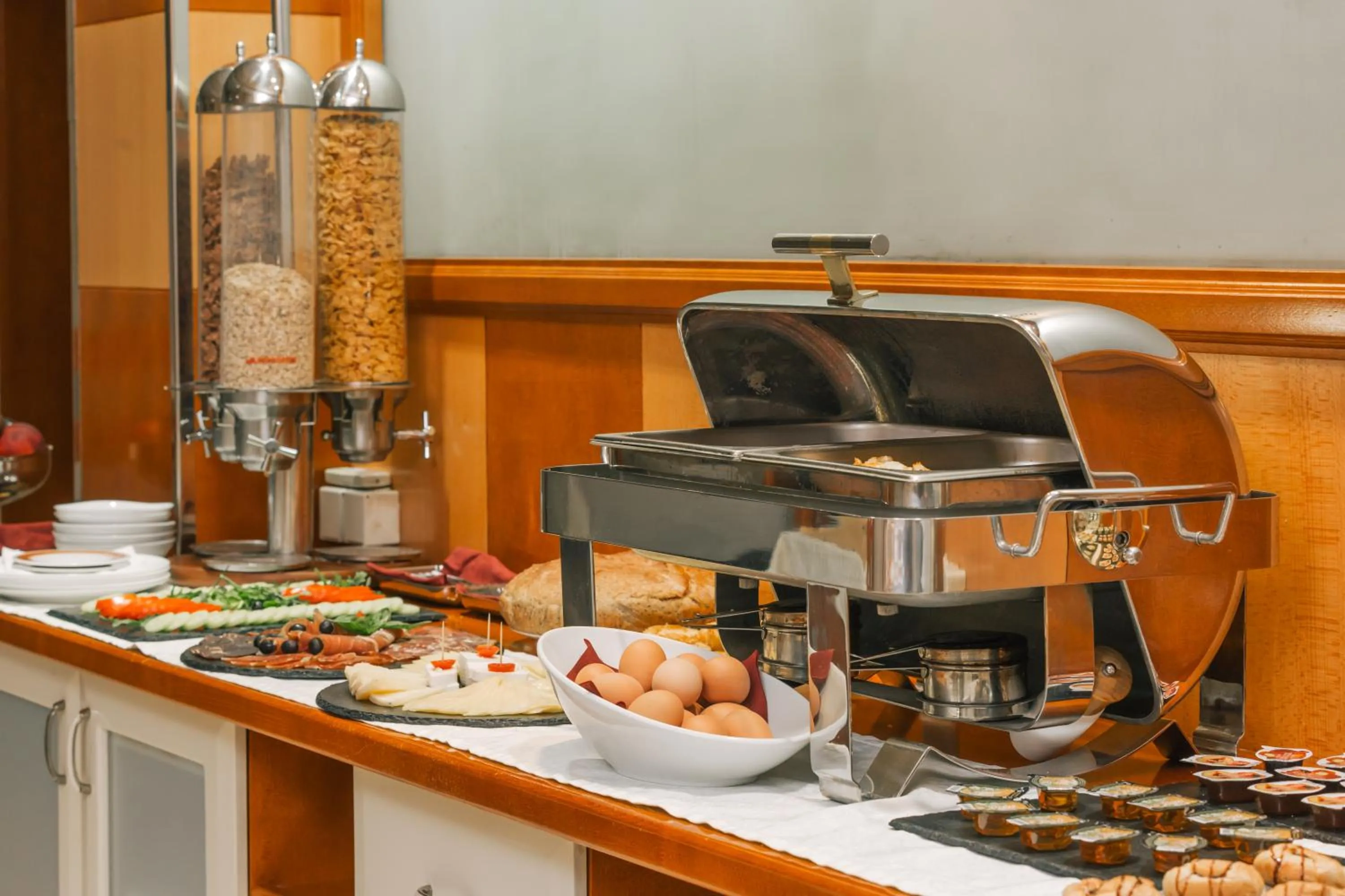 Restaurant/places to eat in Villa Royal Apartments