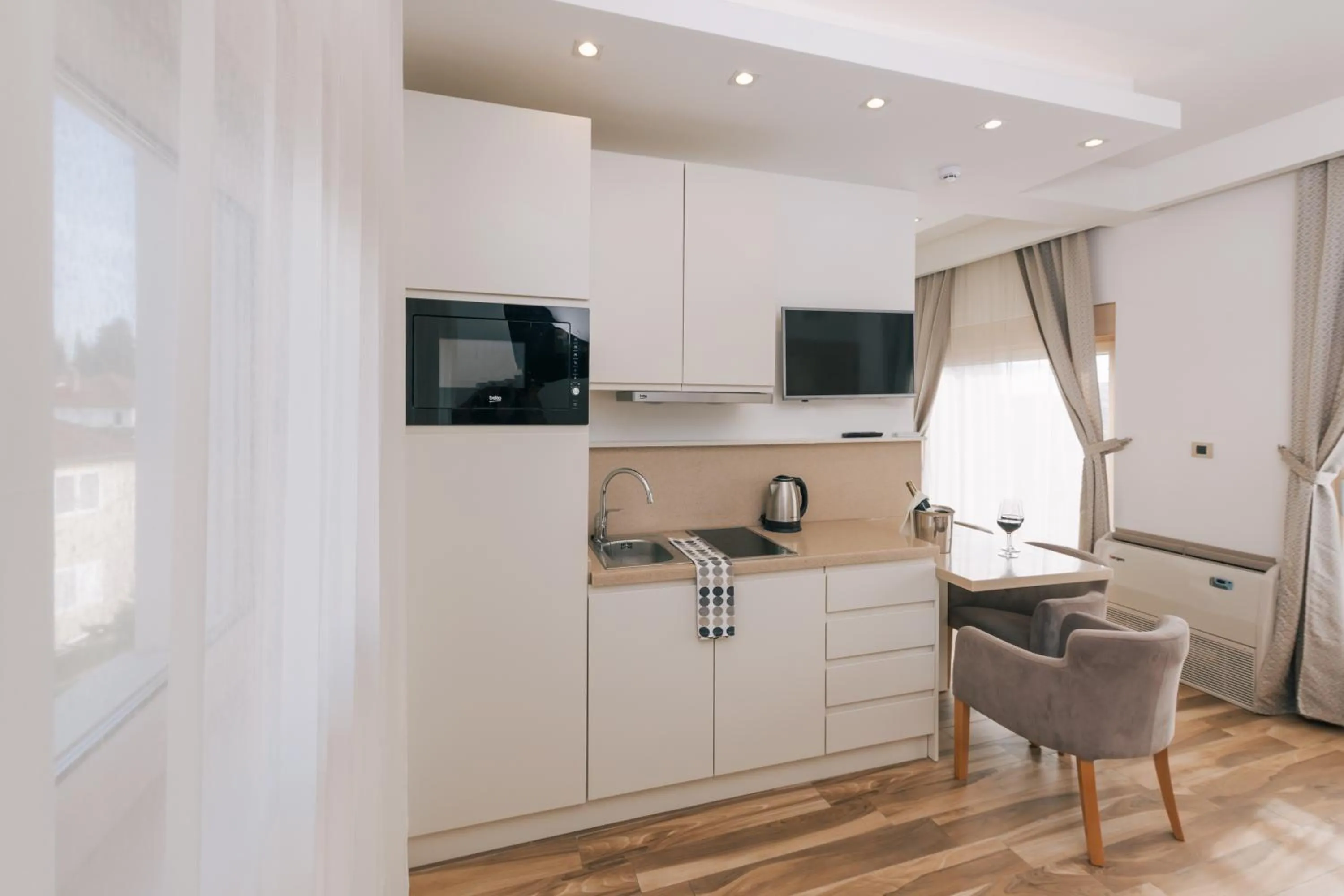 TV and multimedia in Villa Royal Apartments