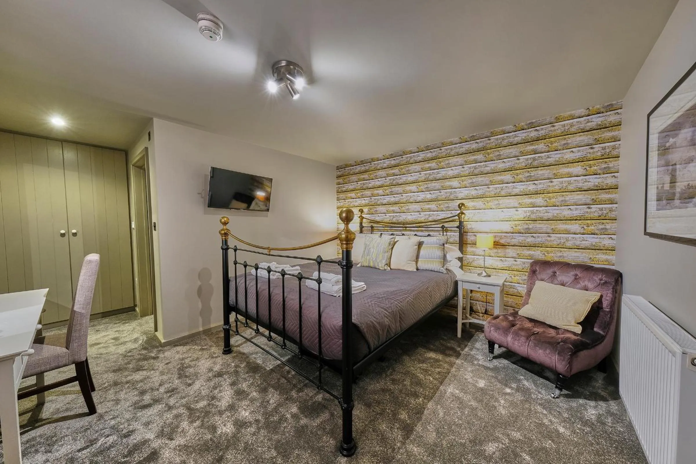 Bedroom, Bed in The Westleton Crown