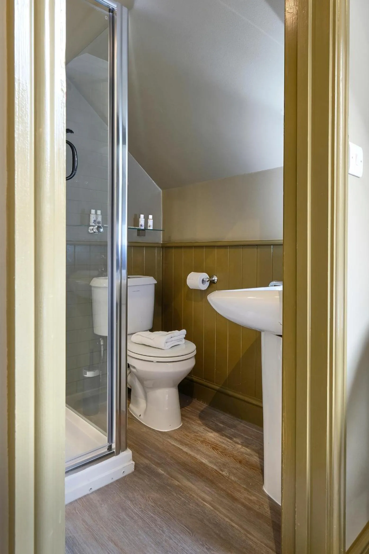 Bathroom in The Westleton Crown