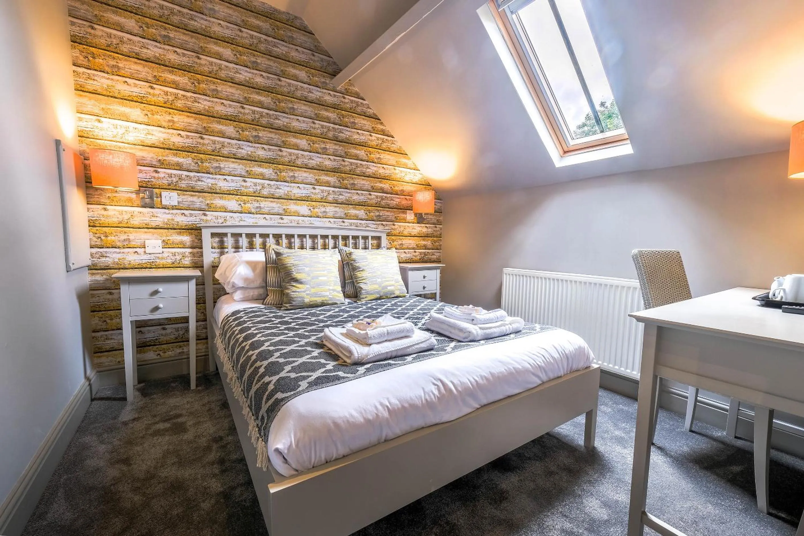 Bedroom, Bed in The Westleton Crown