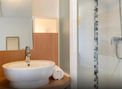 Bathroom in The Originals Access, Hôtel Millau Sud