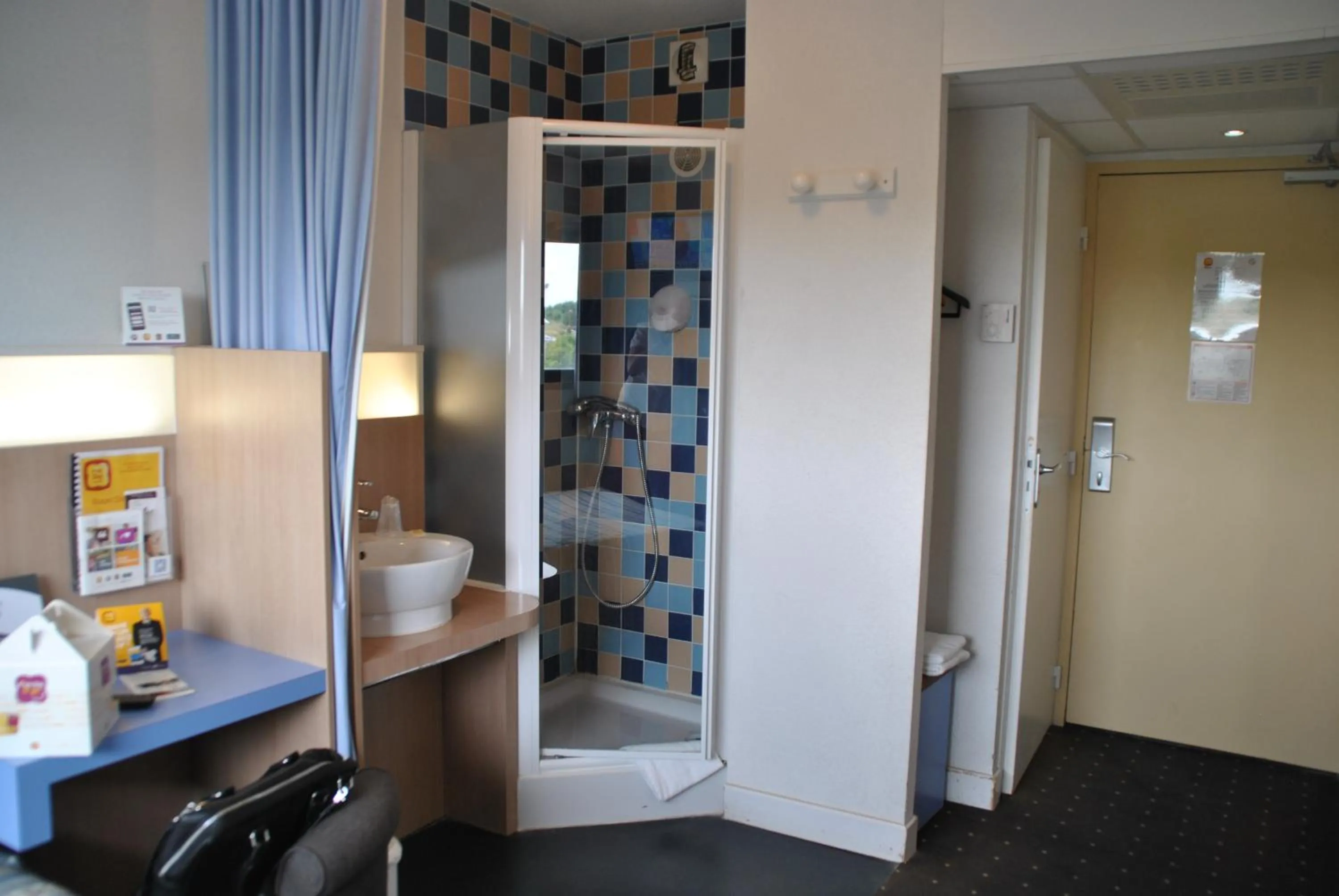 Bathroom in The Originals Access, Hôtel Millau Sud