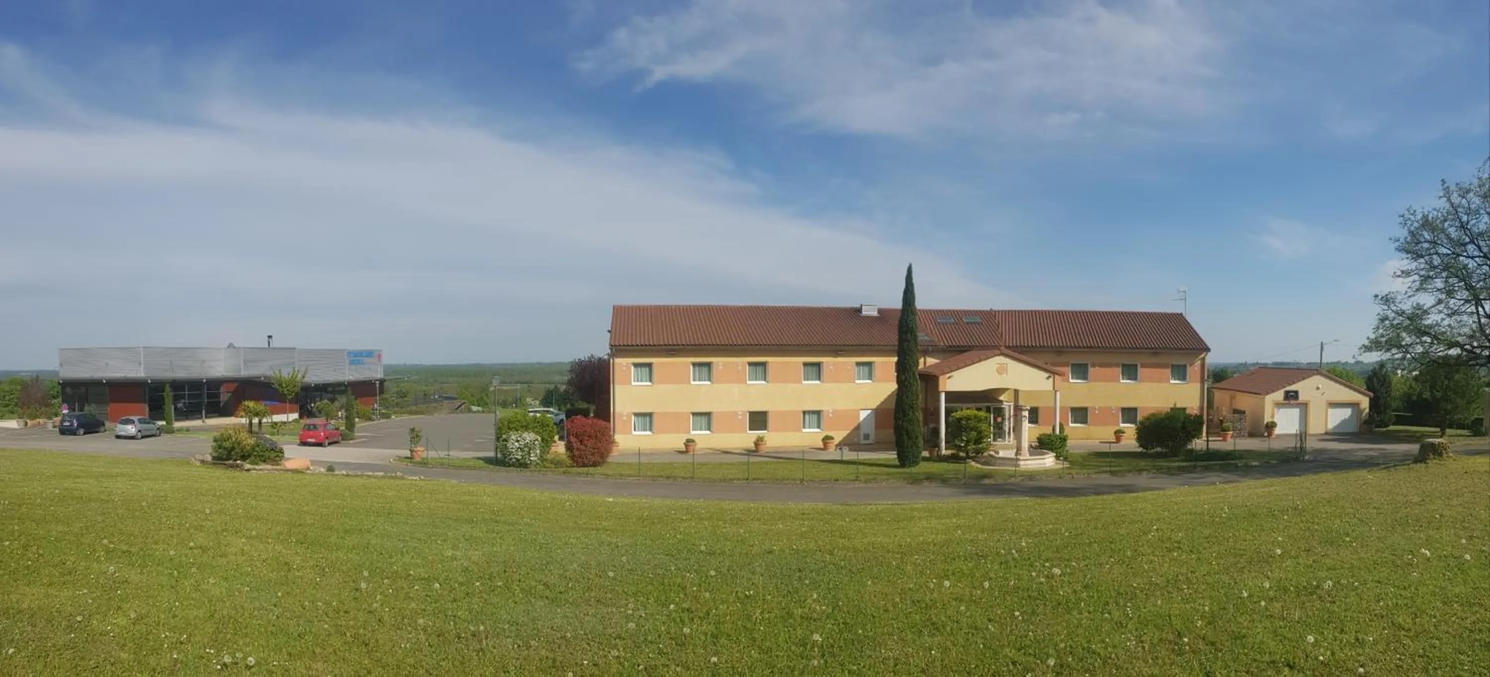 Property building in Hôtel Le Kolibri