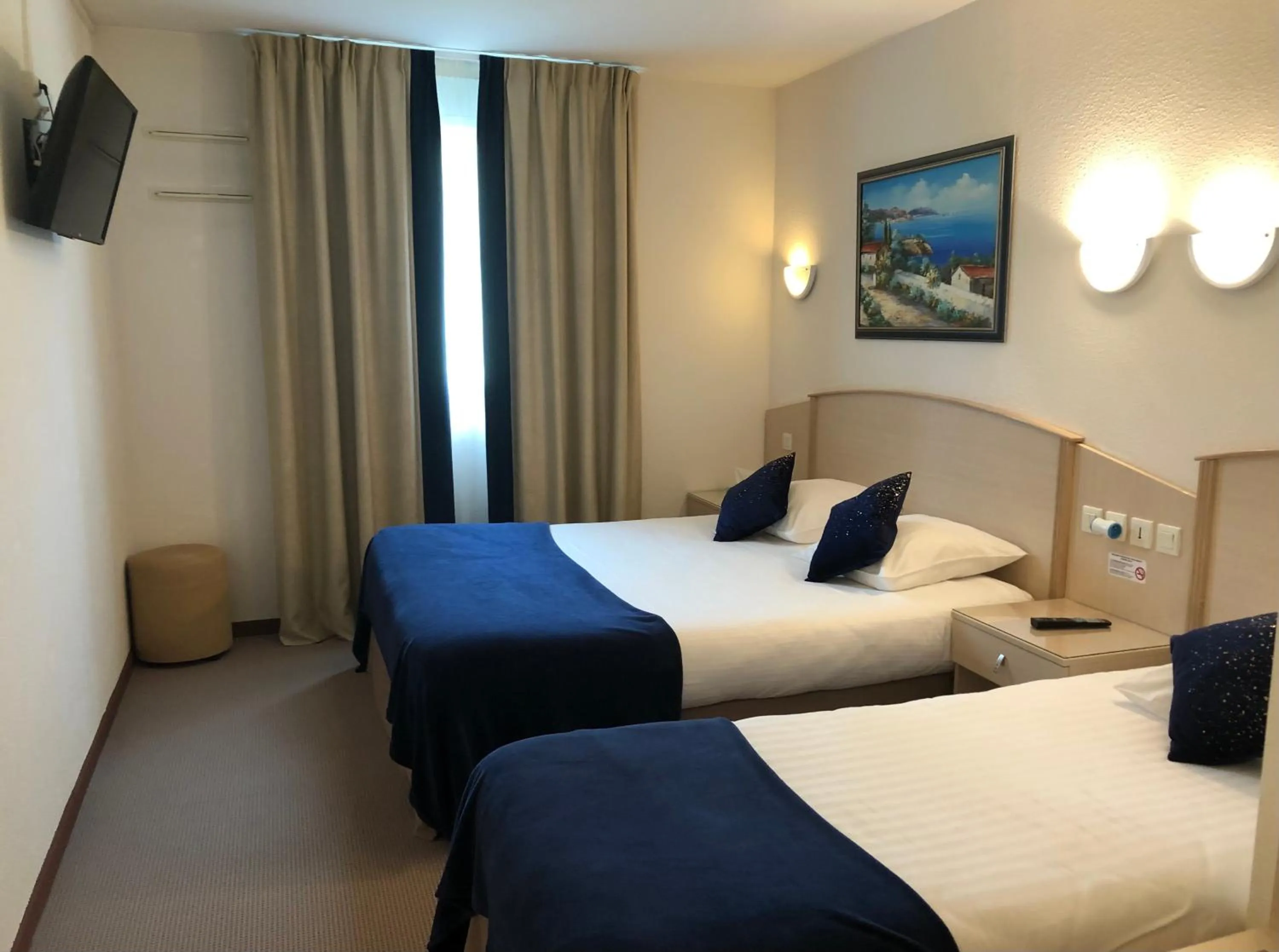 Photo of the whole room, Bed in Hôtel Le Kolibri