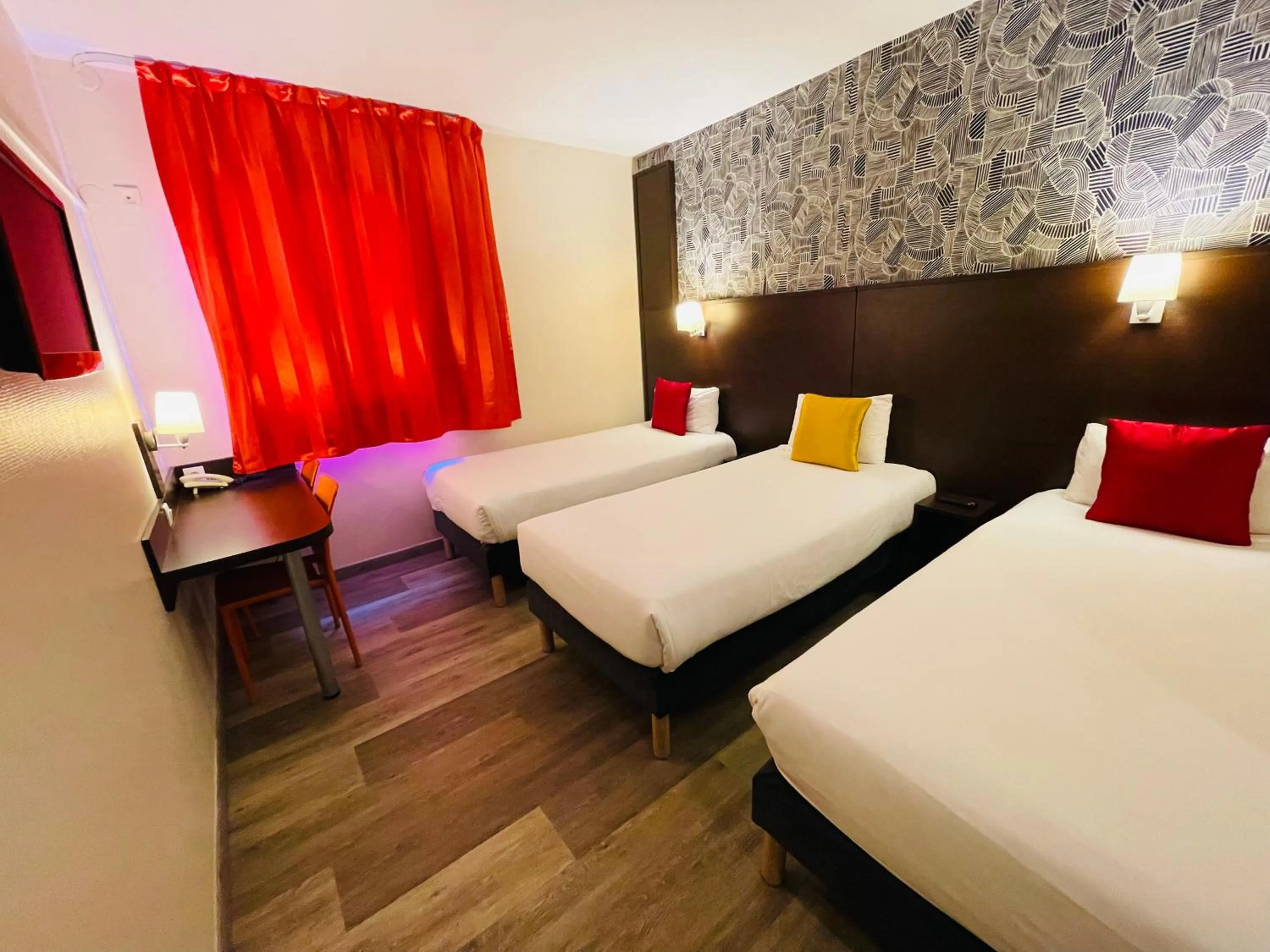 Photo of the whole room, Bed in Hôtel Restaurant Kyriad Direct DIJON NORD - Zenith - Toison d'Or