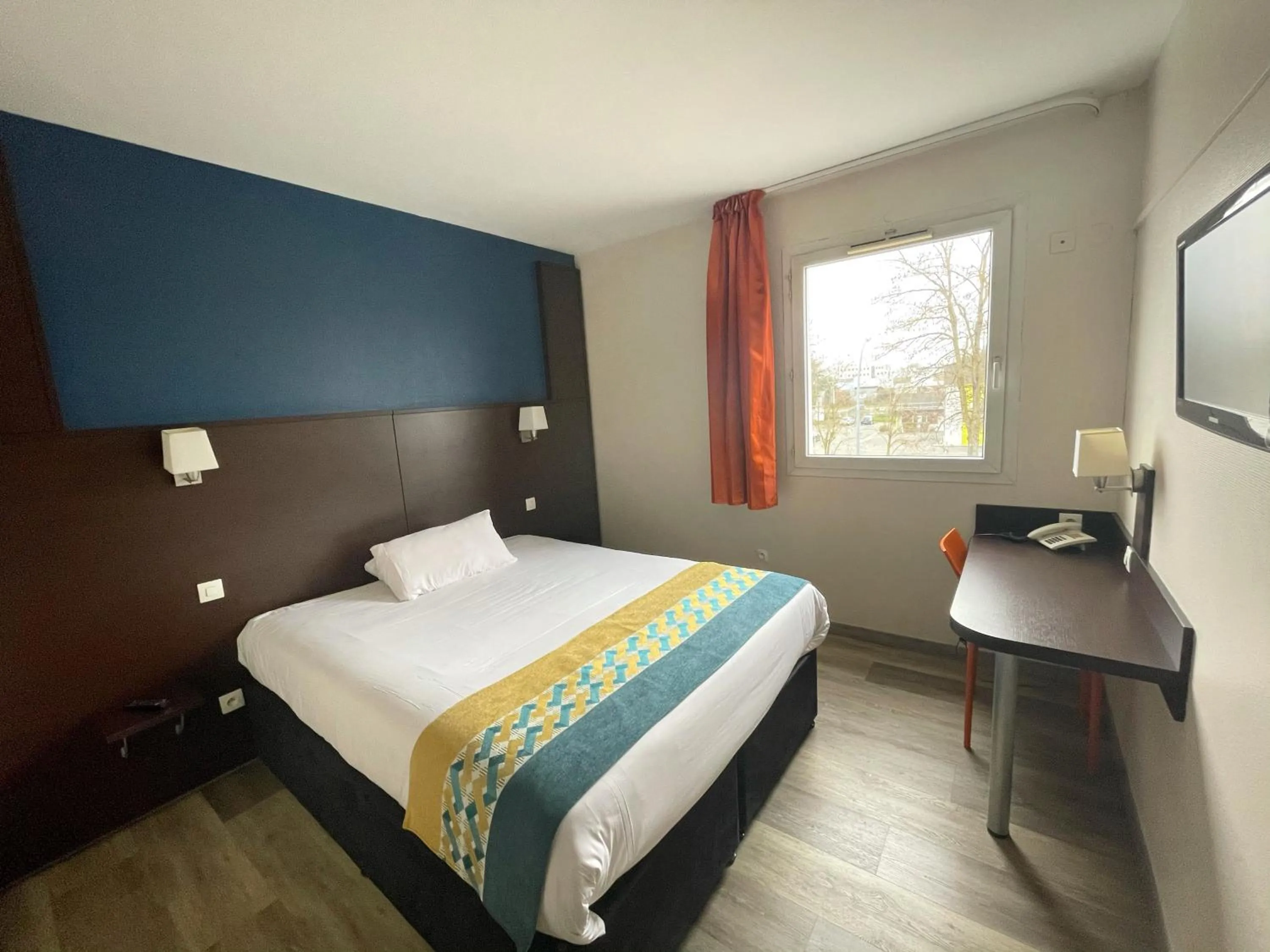 Photo of the whole room, Bed in Hôtel Restaurant Kyriad Direct DIJON NORD - Zenith - Toison d'Or