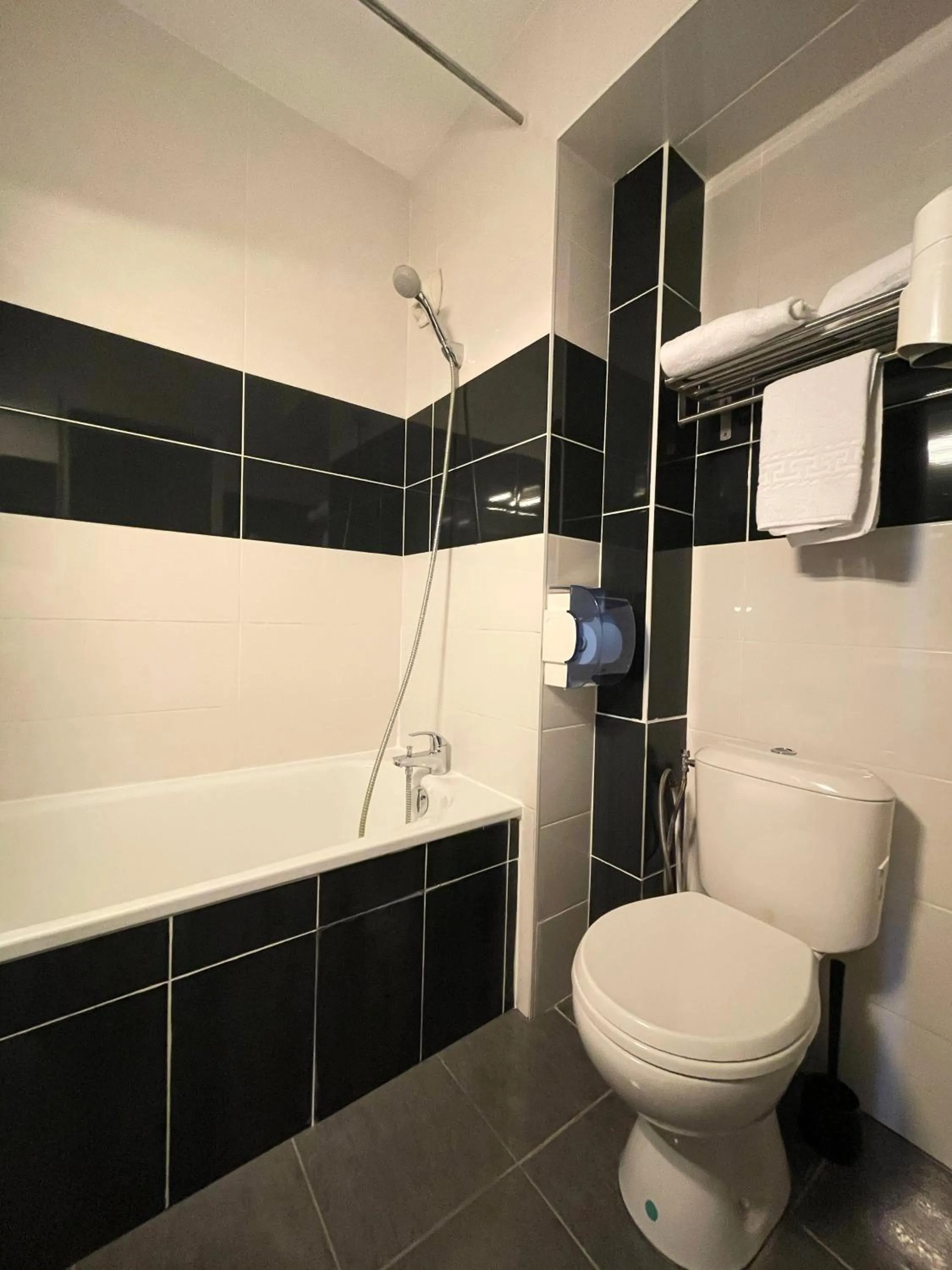 Bathroom in Hôtel Restaurant Kyriad Direct DIJON NORD - Zenith - Toison d'Or