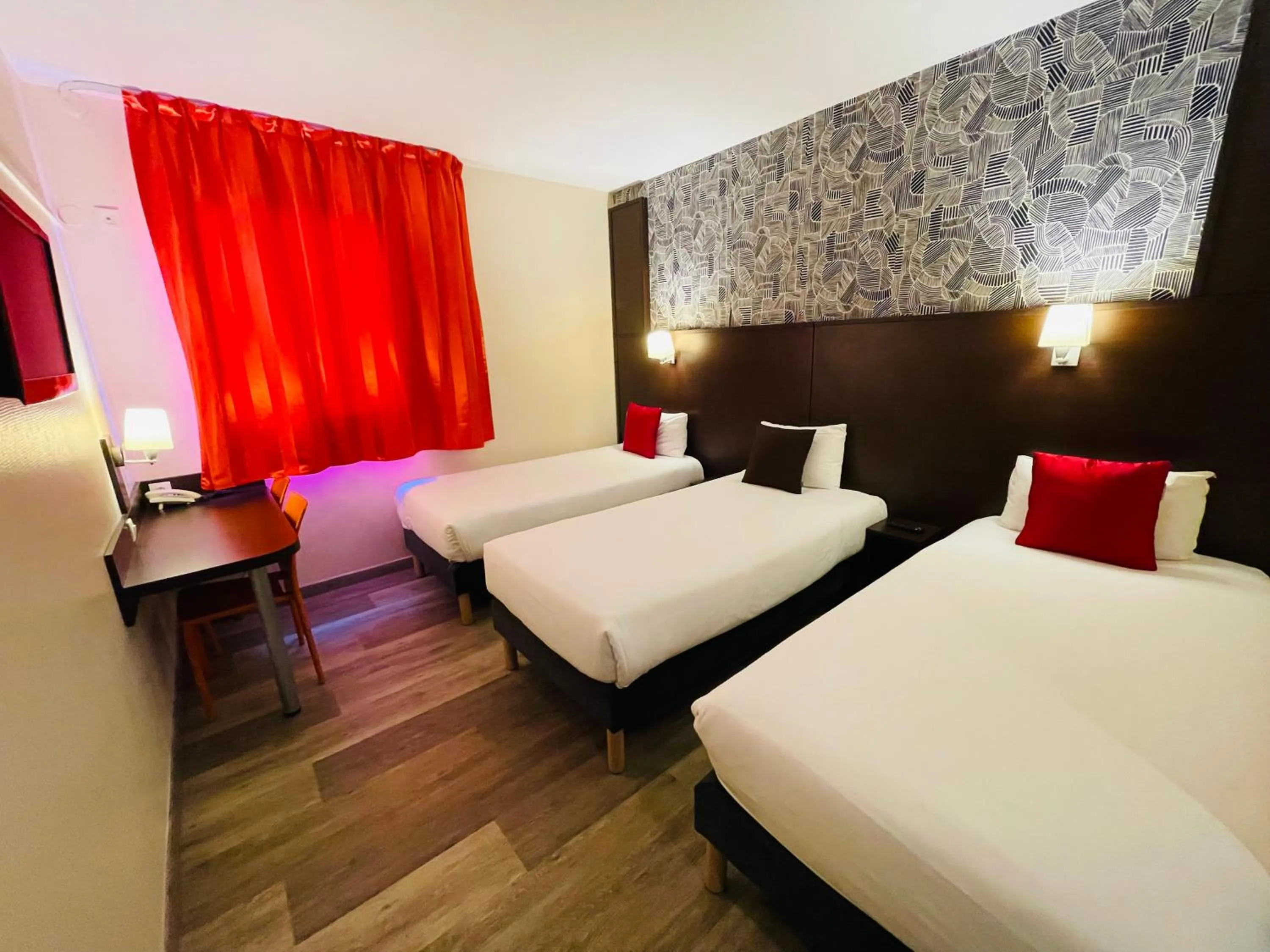 Photo of the whole room, Bed in Hôtel Restaurant Kyriad Direct DIJON NORD - Zenith - Toison d'Or