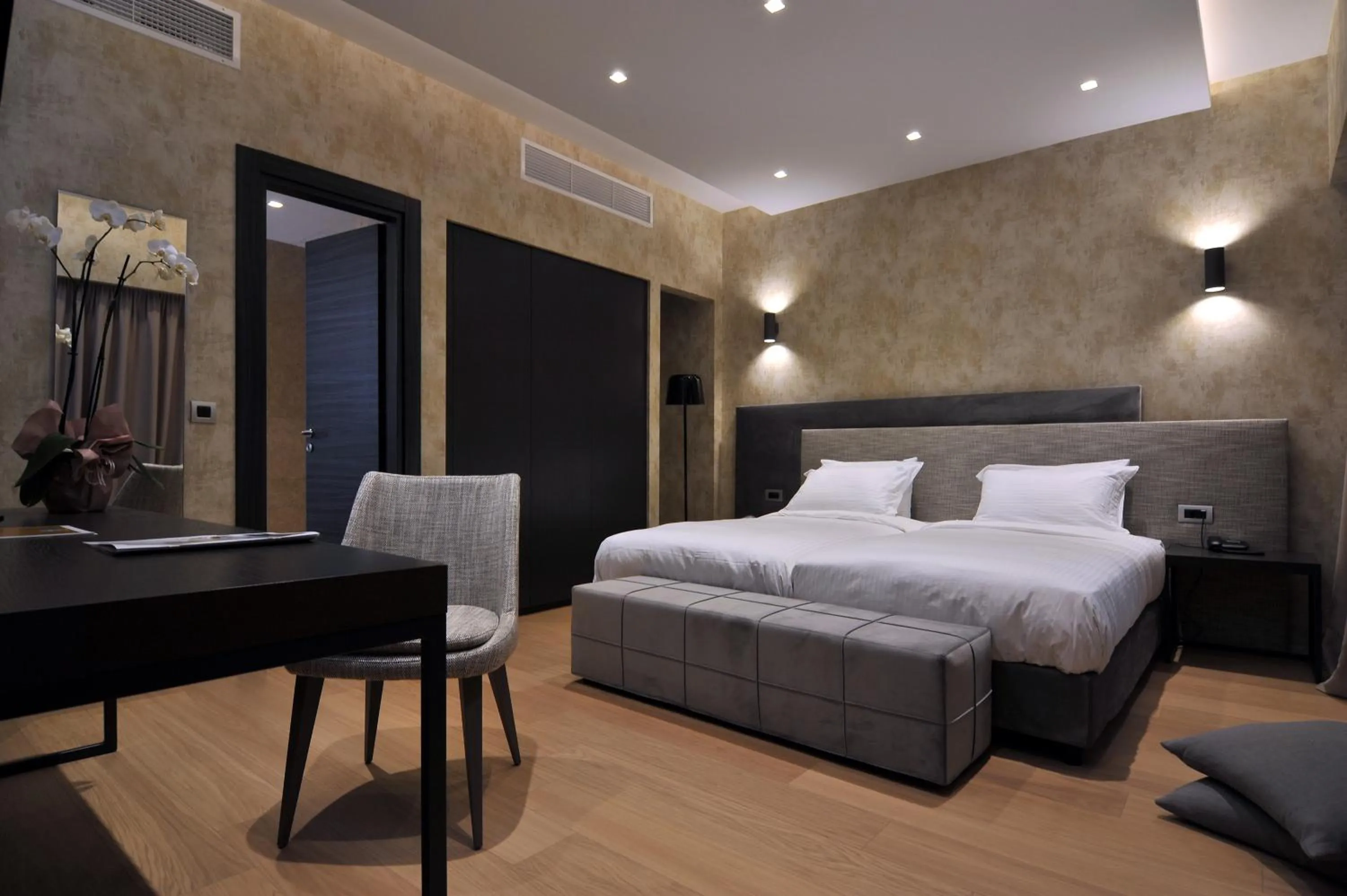 Bed in Athenaeum Grand Hotel