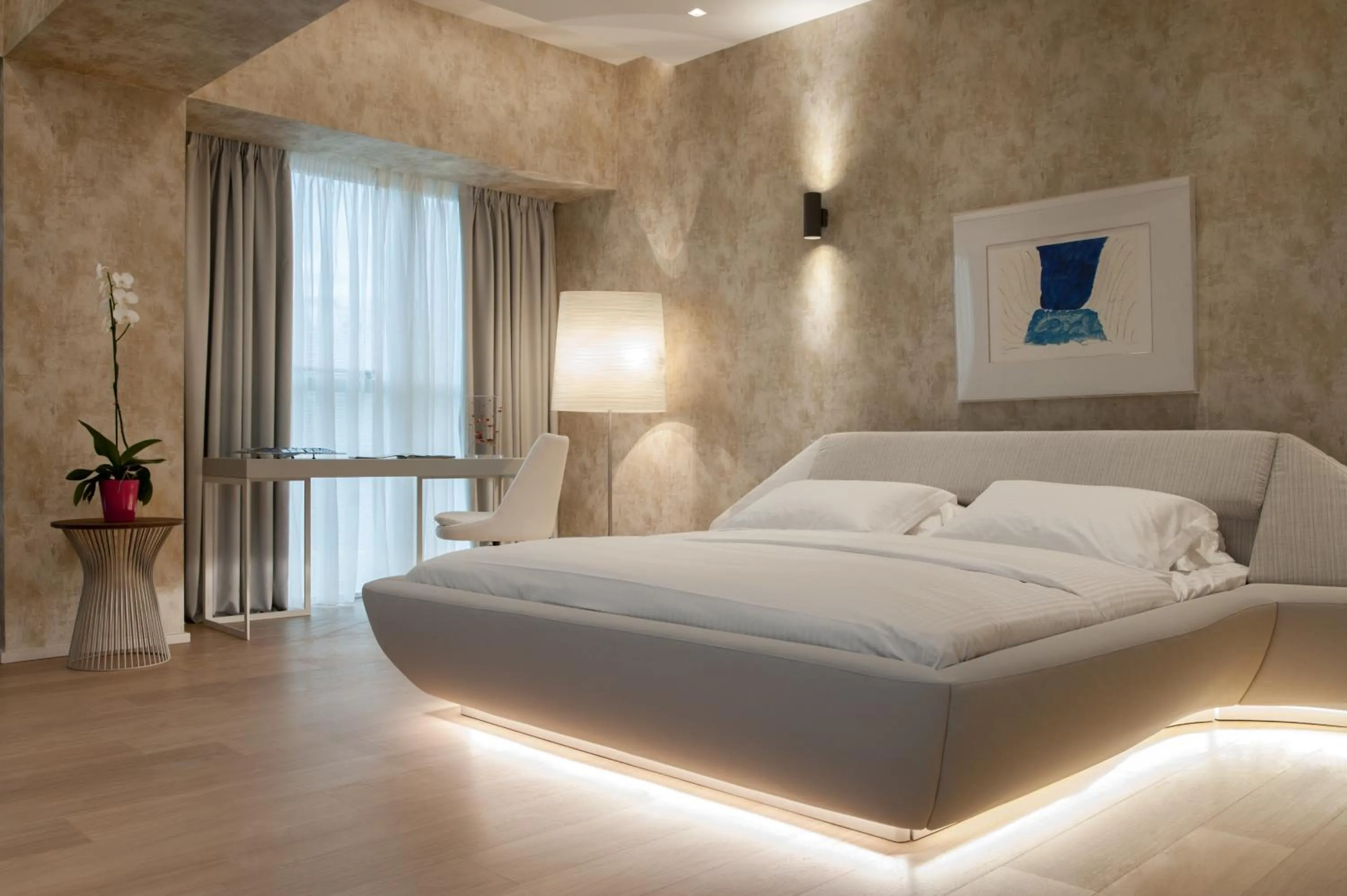 Bed in Athenaeum Grand Hotel