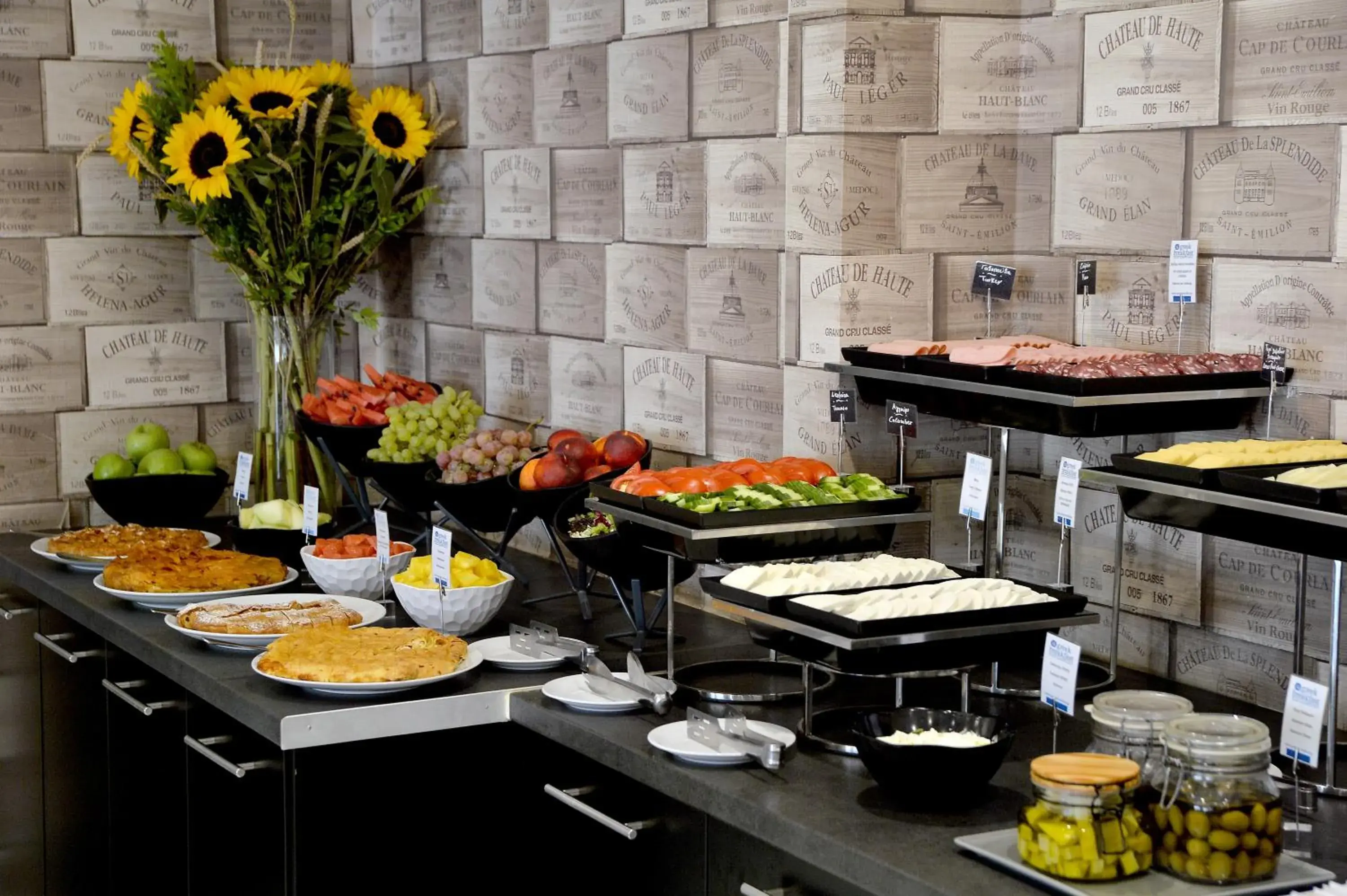 Food and drinks in Athenaeum Grand Hotel Food and drinks in Athenaeum Grand Hotel