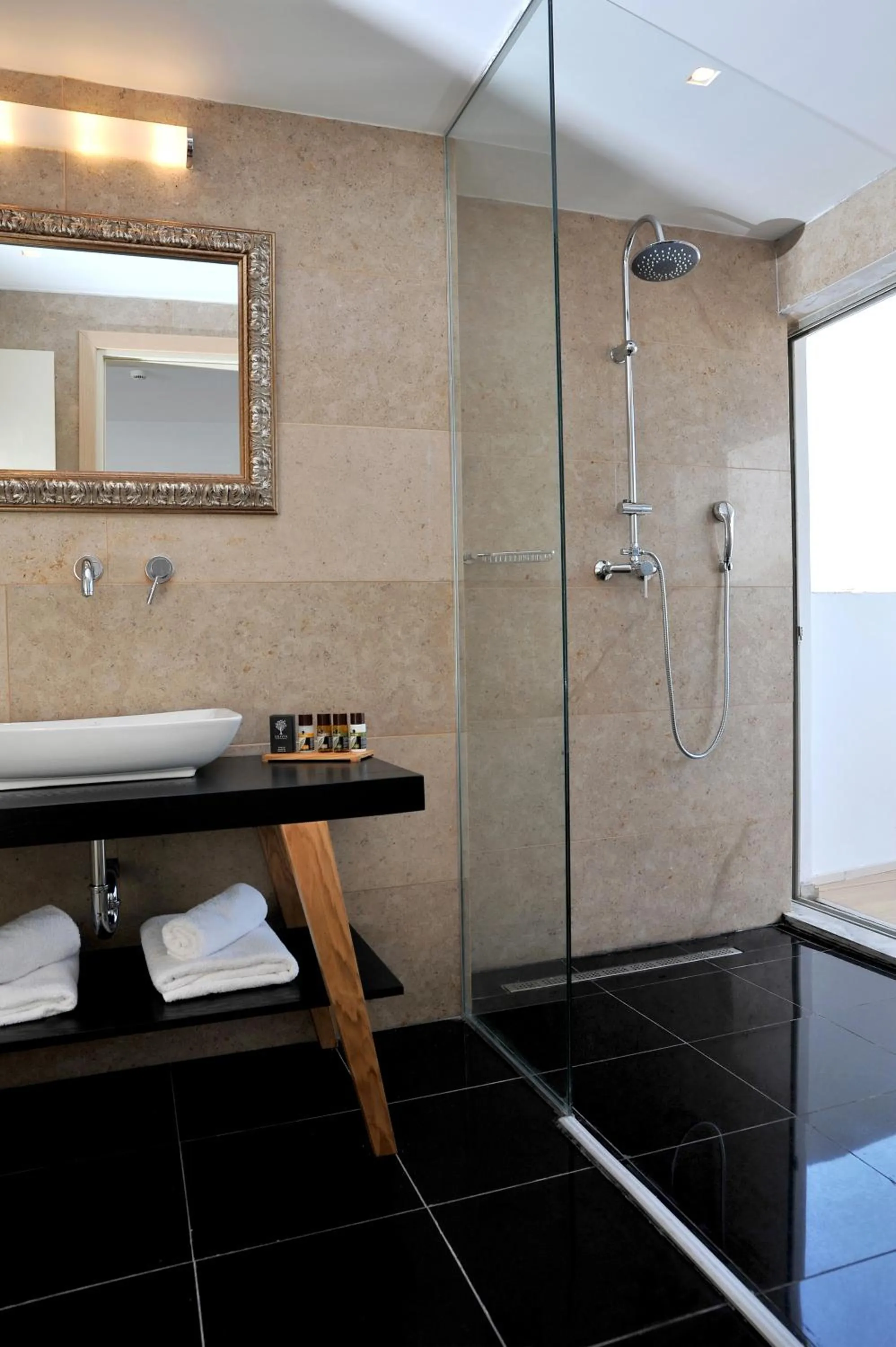 Bathroom in Athenaeum Grand Hotel