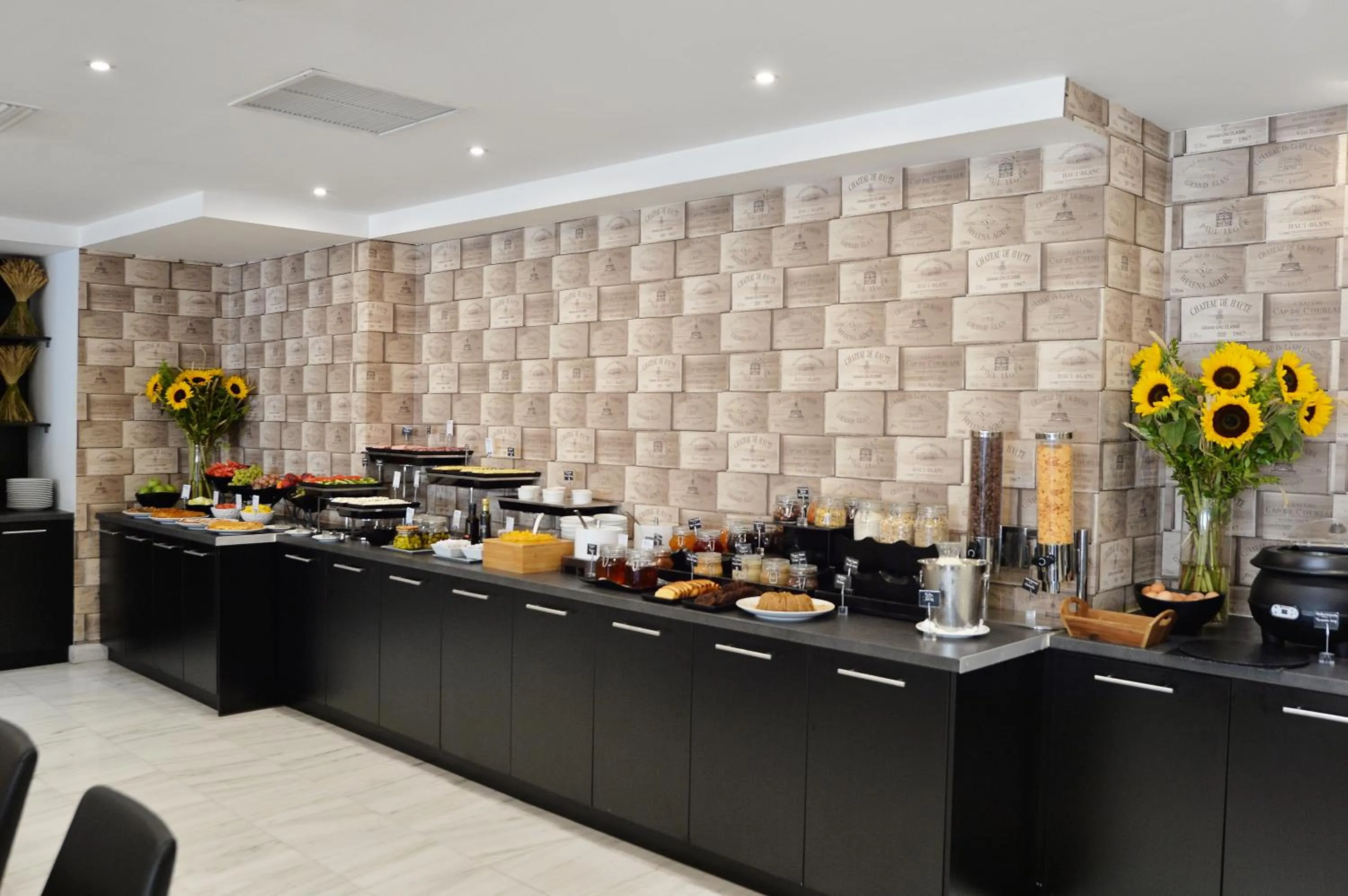 Restaurant/places to eat in Athenaeum Grand Hotel