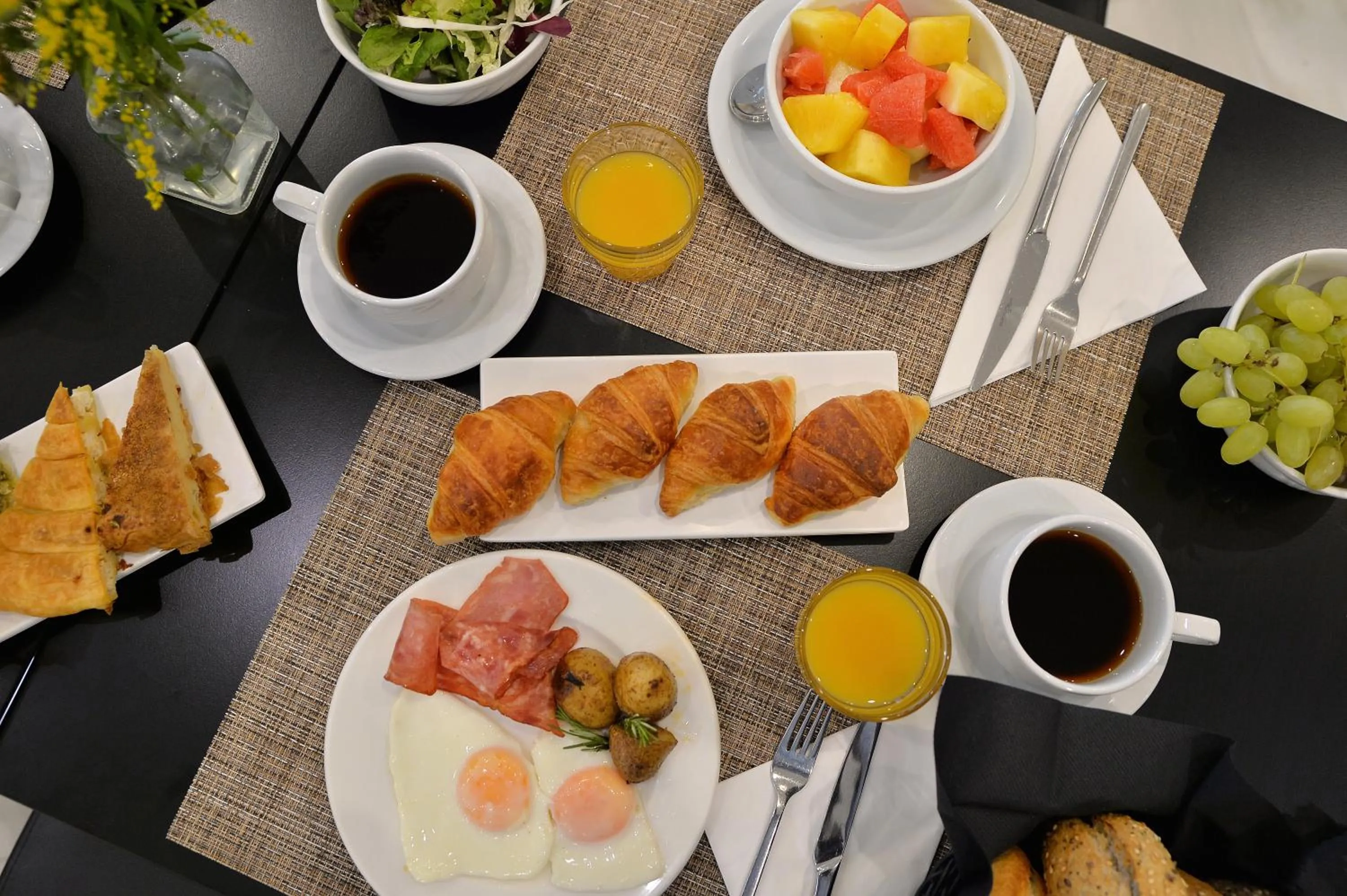 Coffee/tea facilities in Athenaeum Grand Hotel