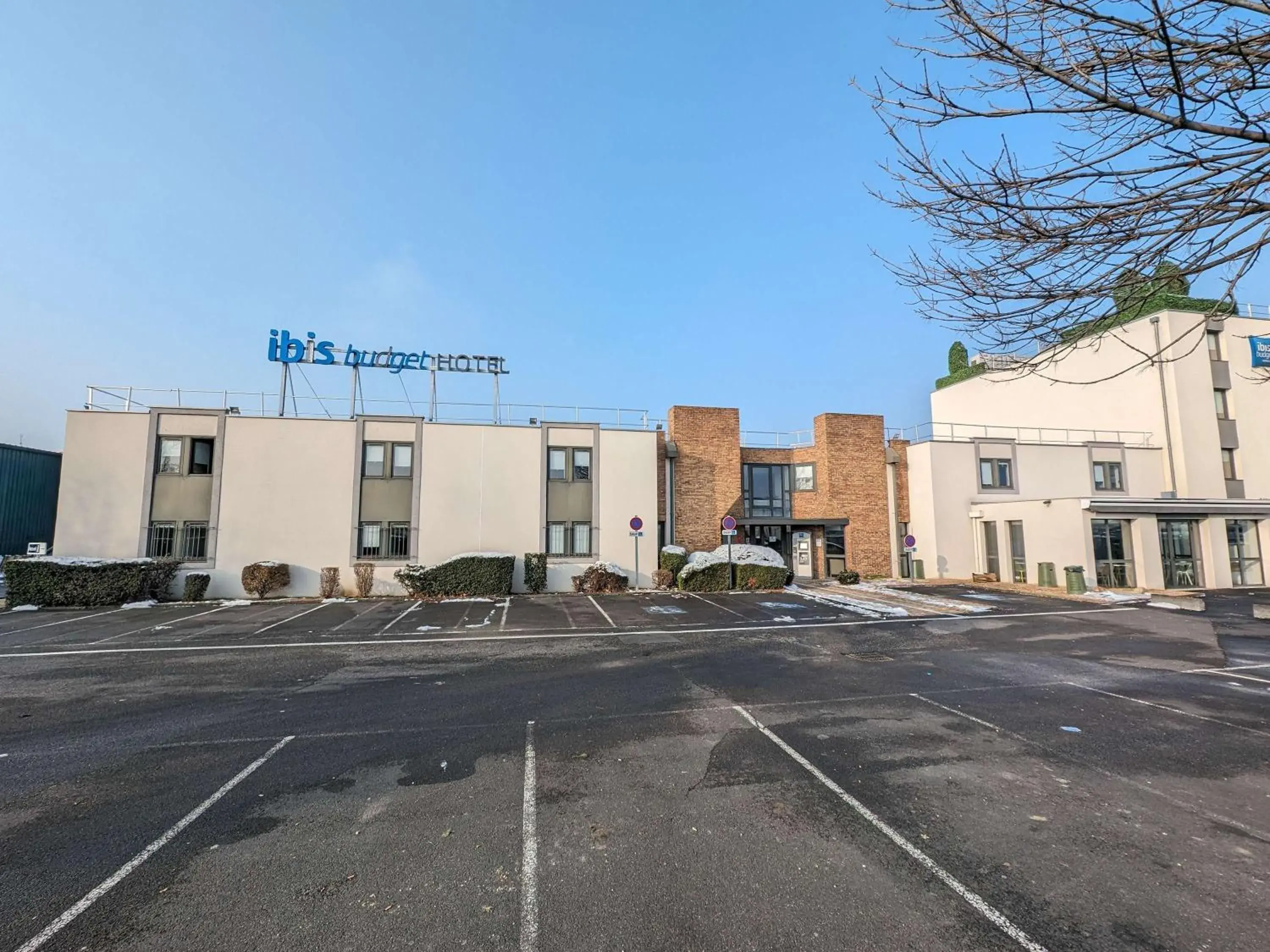 Property building in Ibis Budget Clermont Ferrand - Le Brezet - Aeroport Property building in Ibis Budget Clermont Ferrand - Le Brezet - Aeroport