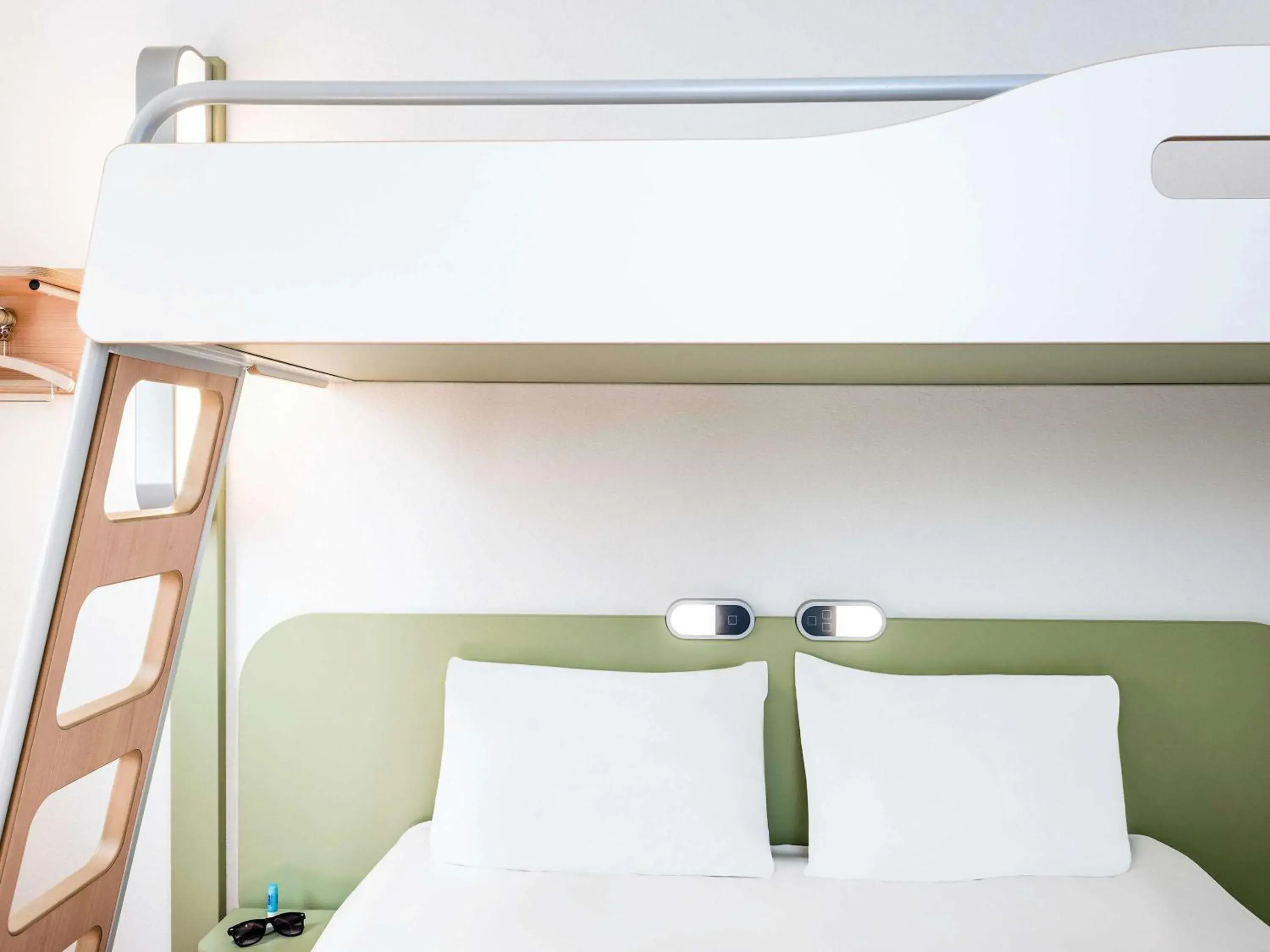 Property building, Bed in Ibis Budget Clermont Ferrand - Le Brezet - Aeroport Property building, Bed in Ibis Budget Clermont Ferrand - Le Brezet - Aeroport