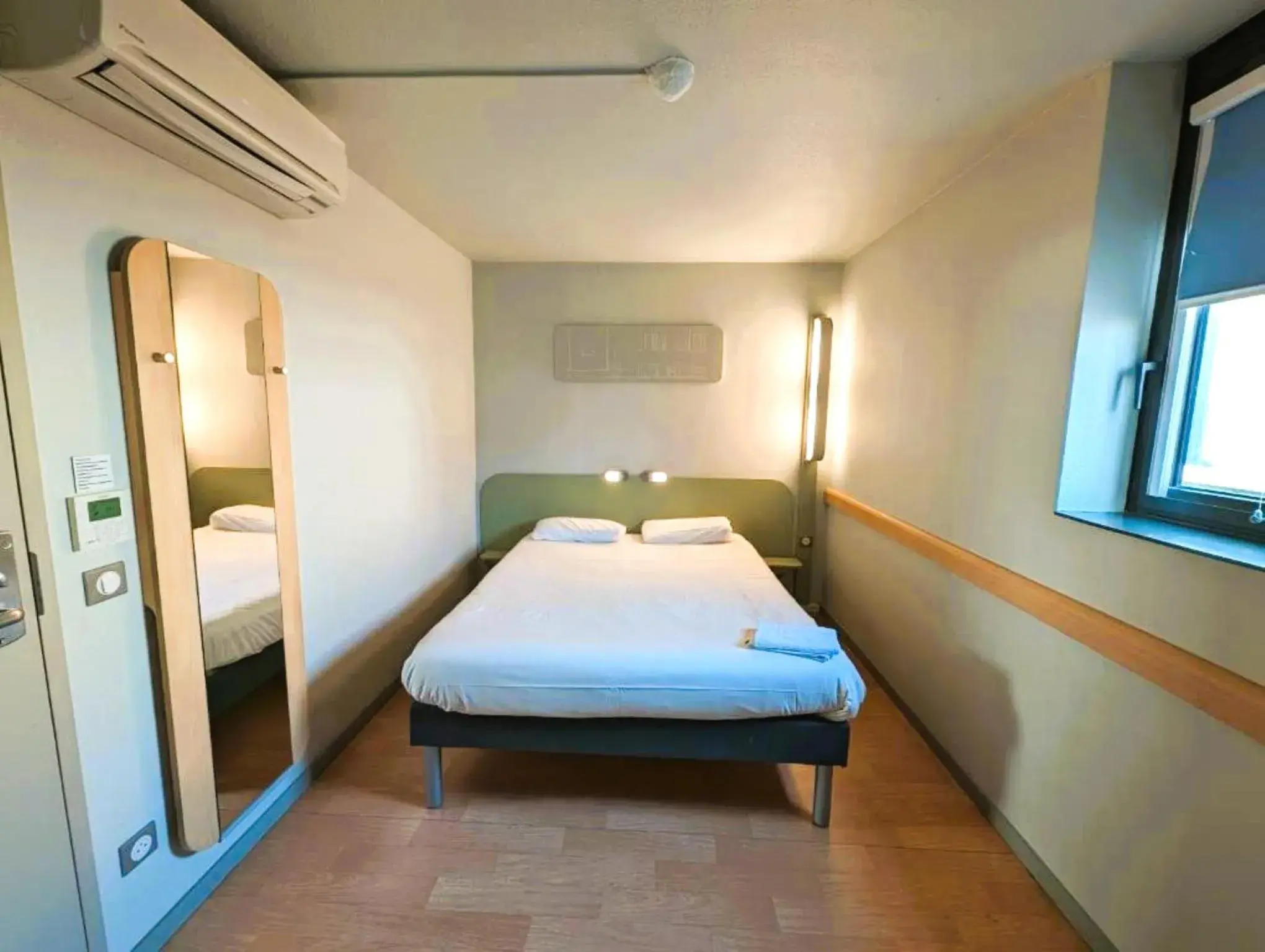 Toilet, Bed in Ibis Budget Clermont Ferrand - Le Brezet - Aeroport Toilet, Bed in Ibis Budget Clermont Ferrand - Le Brezet - Aeroport