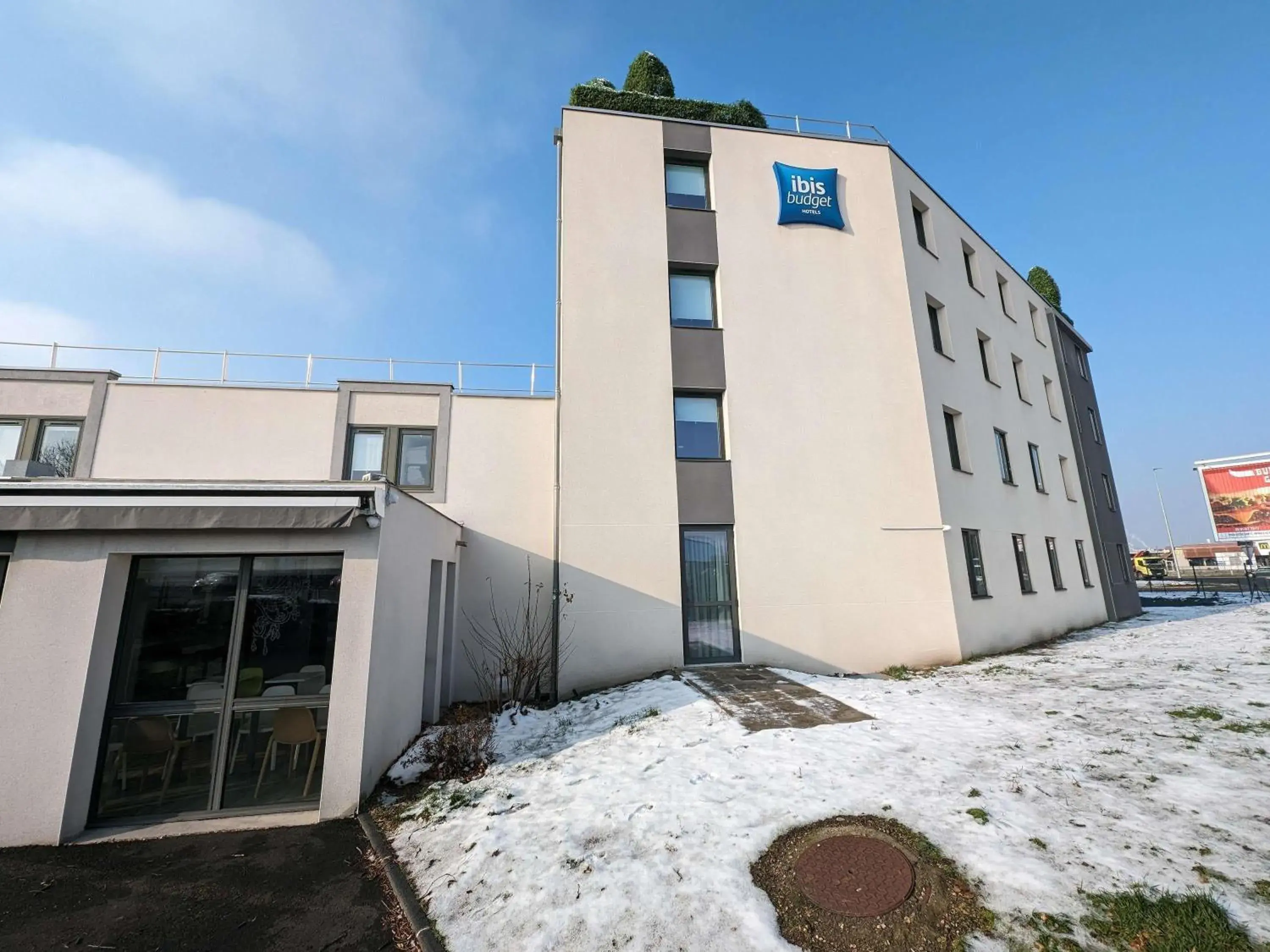 Property building in Ibis Budget Clermont Ferrand - Le Brezet - Aeroport Property building in Ibis Budget Clermont Ferrand - Le Brezet - Aeroport