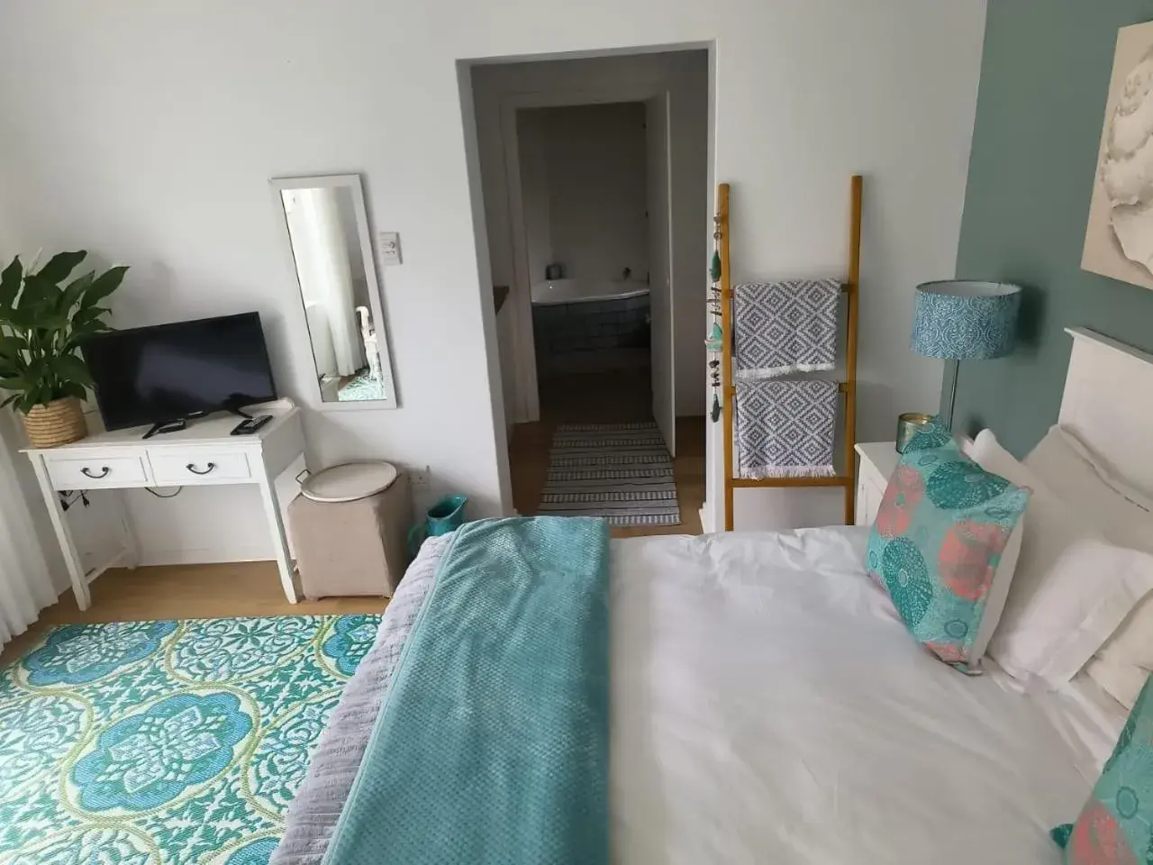 Communal lounge/ TV room, Bed in African Breeze Guesthouse Communal lounge/ TV room, Bed in African Breeze Guesthouse